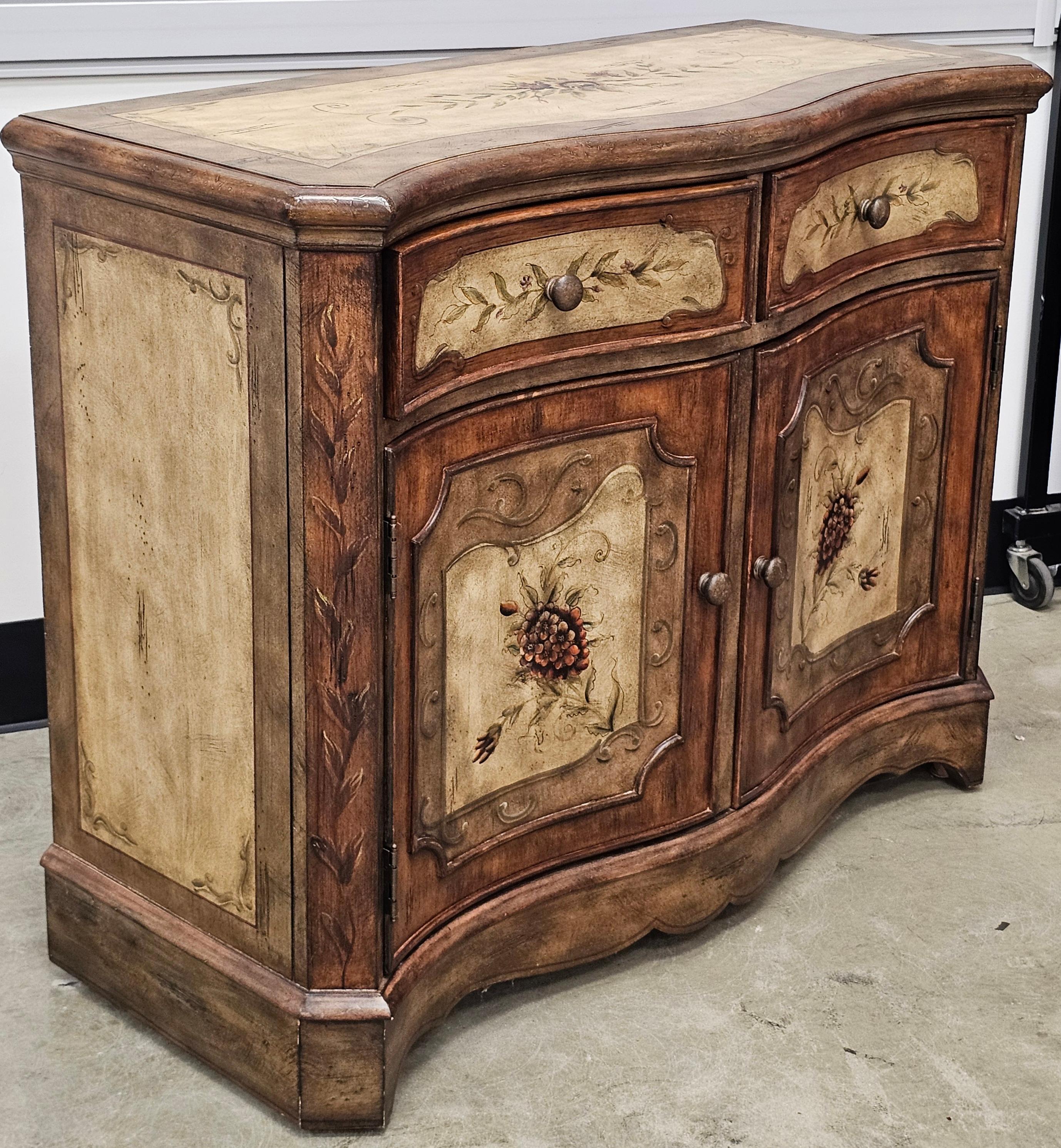 Seven Seas by Hooker Furniture Armadio a cassettoni con decorazioni floreali in legno di frutta In condizioni buone in vendita a Germantown, MD