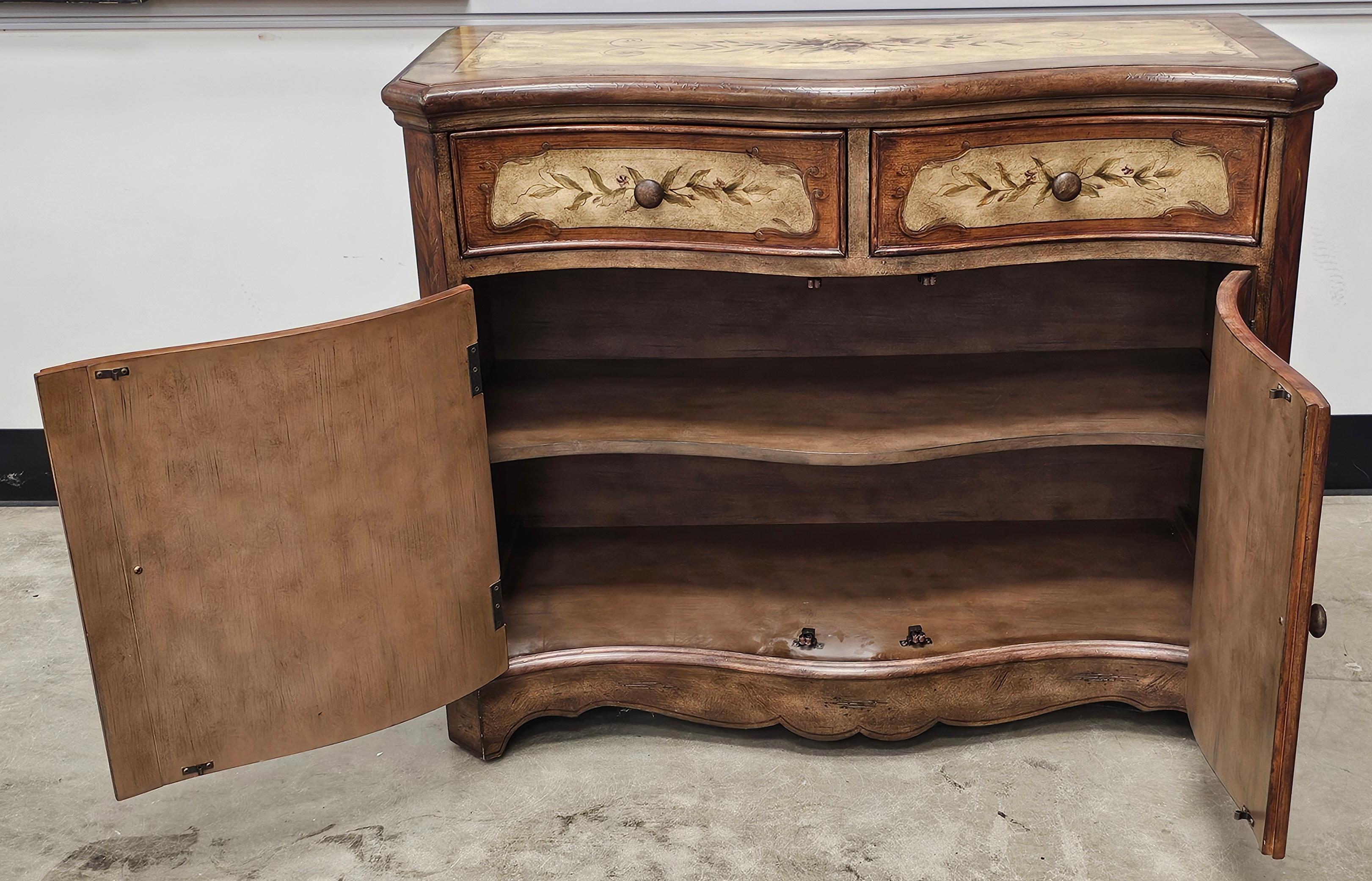 Legno Seven Seas by Hooker Furniture Armadio a cassettoni con decorazioni floreali in legno di frutta in vendita