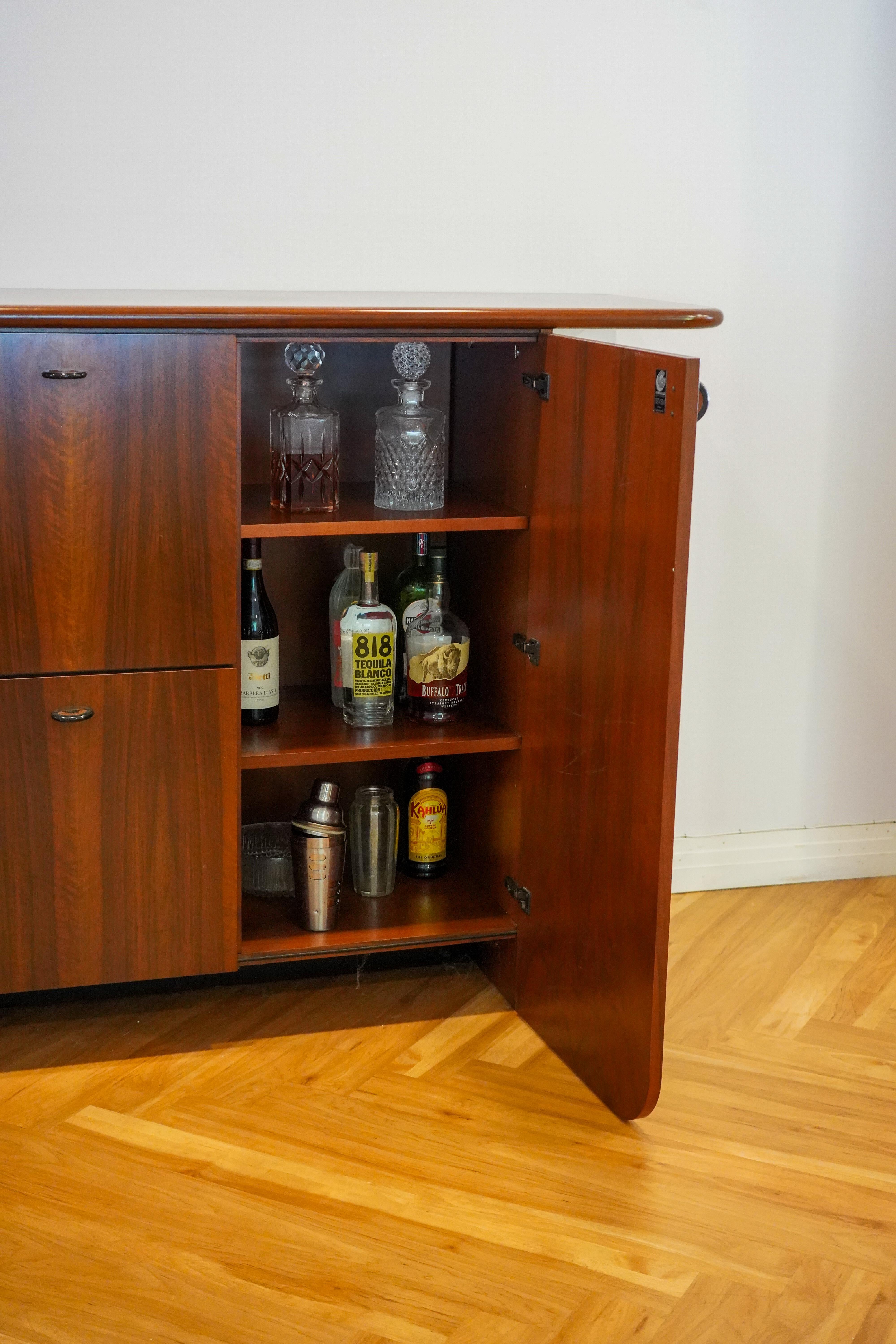 “Seven” Series Dry Bar by Luigi Saccardo for Gasparello in Italian Walnut, 1970s In Good Condition For Sale In Las Vegas, NV