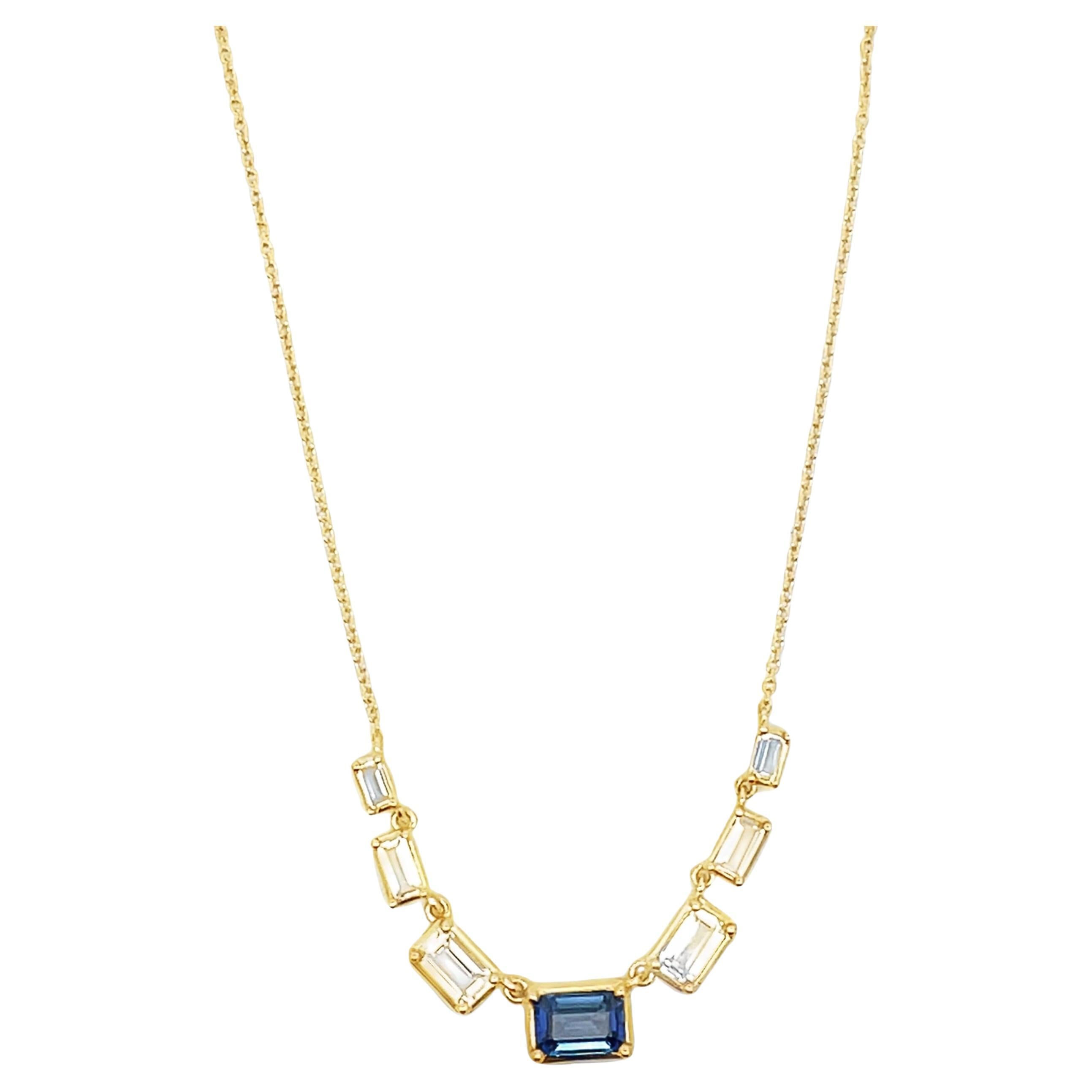 Collier à sept stations en or jaune 14K avec au centre un saphir bleu/vert baguette pesant 0,67 carat et 6 topazes blanches baguette pesant 0,93 carat au total. 

- Le collier est réglable de 16 à 18 pouces. 