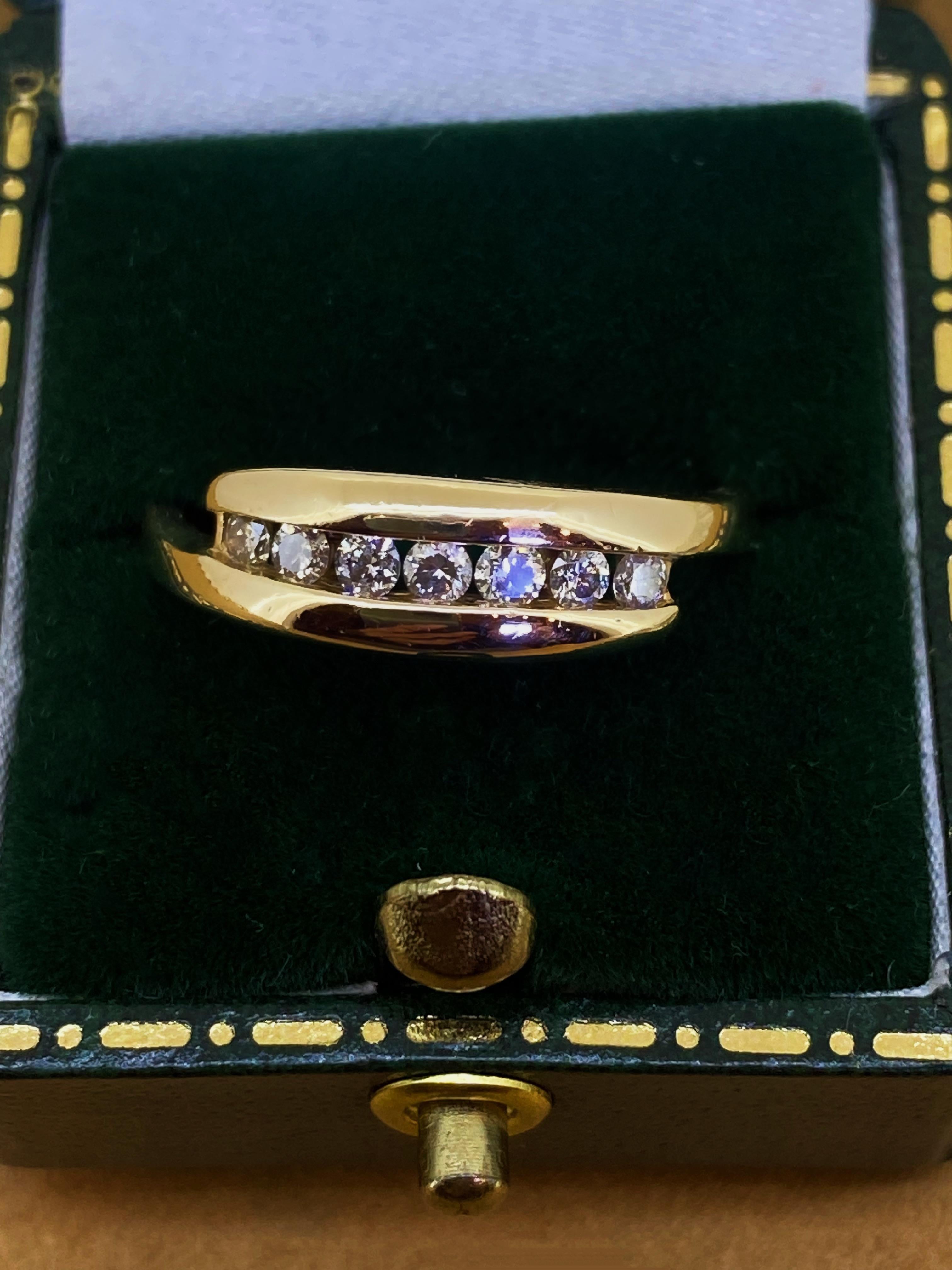 Conçue comme une élégante bande de diamants de dérivation, 
cet anneau est serti de canaux avec
7 diamants ronds étincelants taillés en brillant 
présentent une brillance semblable à celle du soleil, 
de couleur G-H, pureté VS, 
totalisant 0,35ct