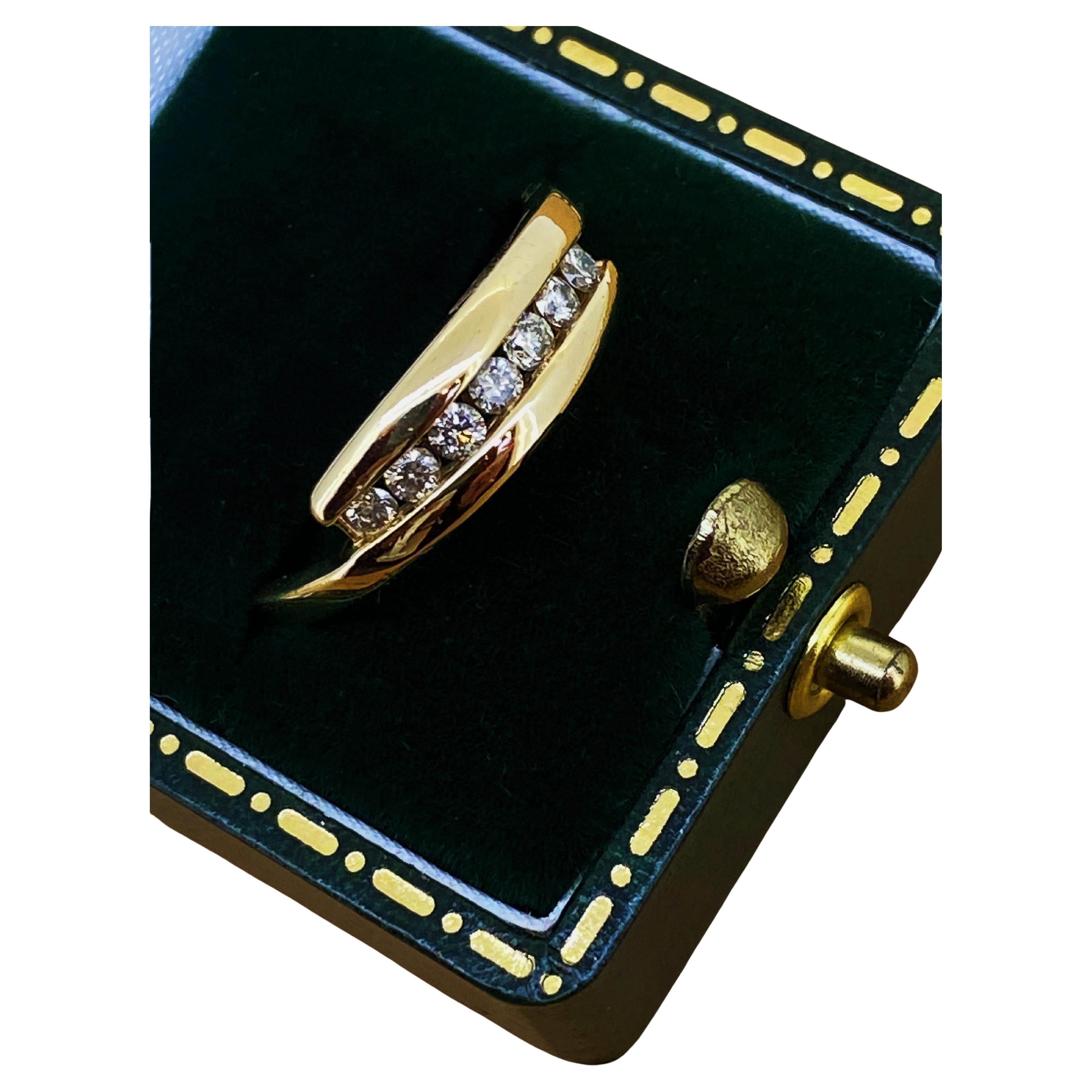 Bandeau en or jaune 10K serti de sept pierres ByPass et de diamants en serti clos (0.35ct) en vente