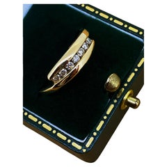 Anillo de diamantes en canal de siete piedras (0,35 ct) en oro amarillo de 10 quilates
