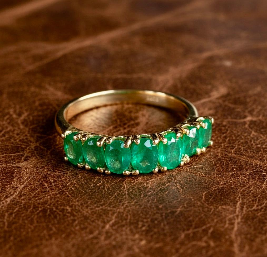 Anello a sette pietre con smeraldo naturale colombiano in oro 18 carati in vendita 6