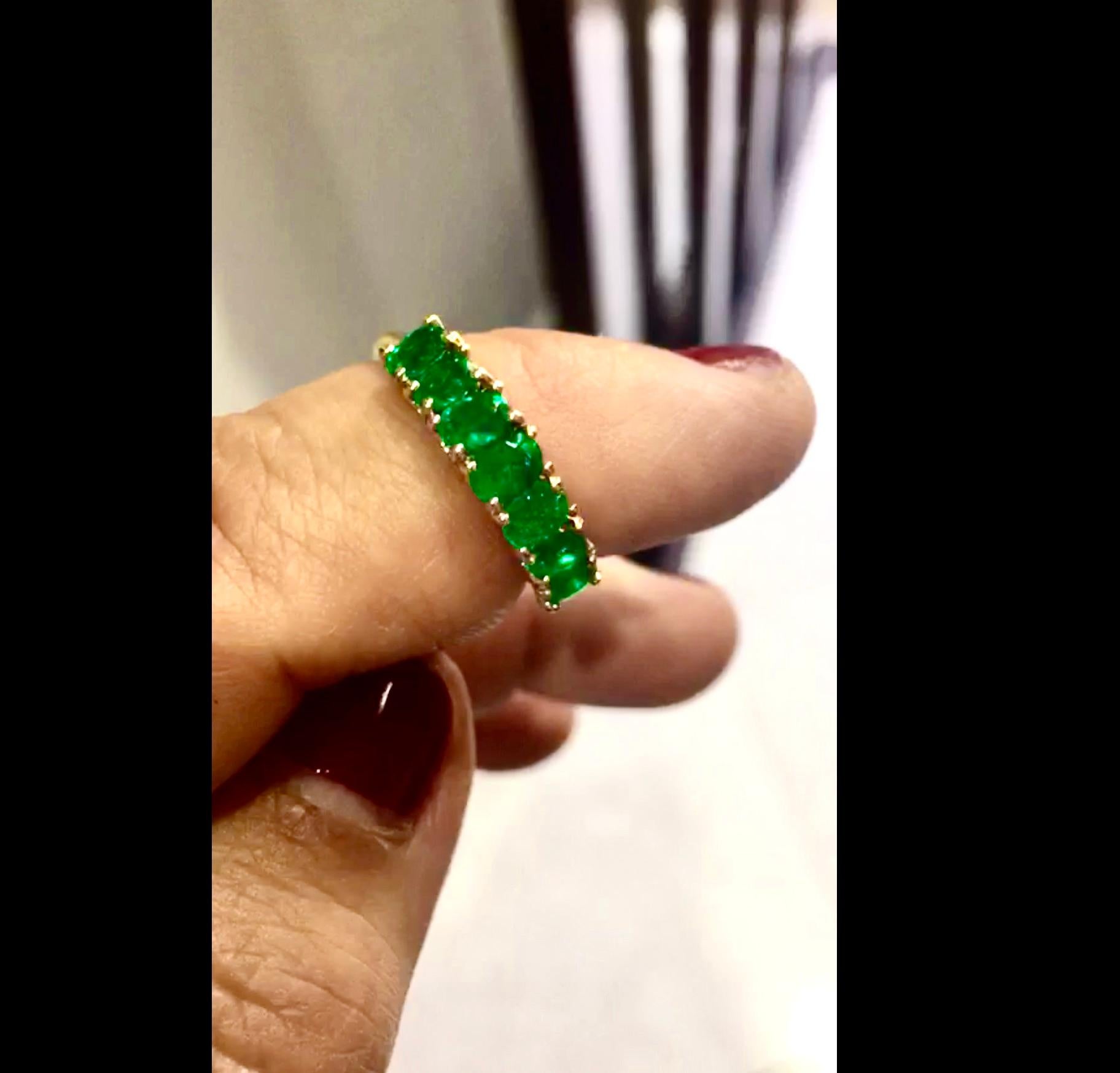 Seven Stone Colombian Natural Emerald 18 Karat Gold Ring For Sale 7