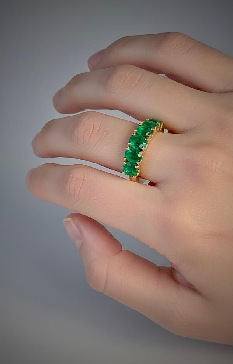

Anello di proprietà con sette pietre di smeraldo colombiano. L'anello graduato a mezzo cerchio con smeraldi colombiani Fine AAA di taglio ovale ha un colore e una limpidezza eccellenti, montato in oro giallo 18 carati.  Adorabile da indossare