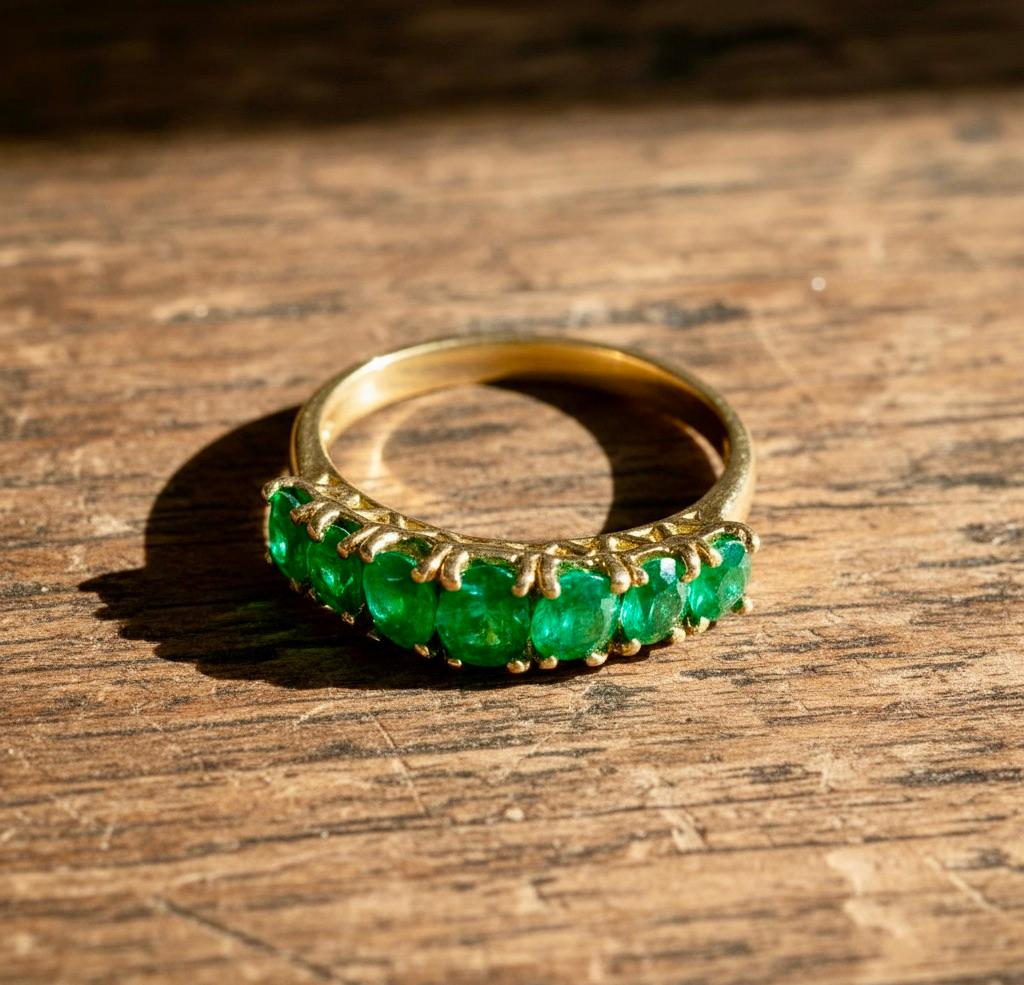 Donna Anello a sette pietre con smeraldo naturale colombiano in oro 18 carati in vendita