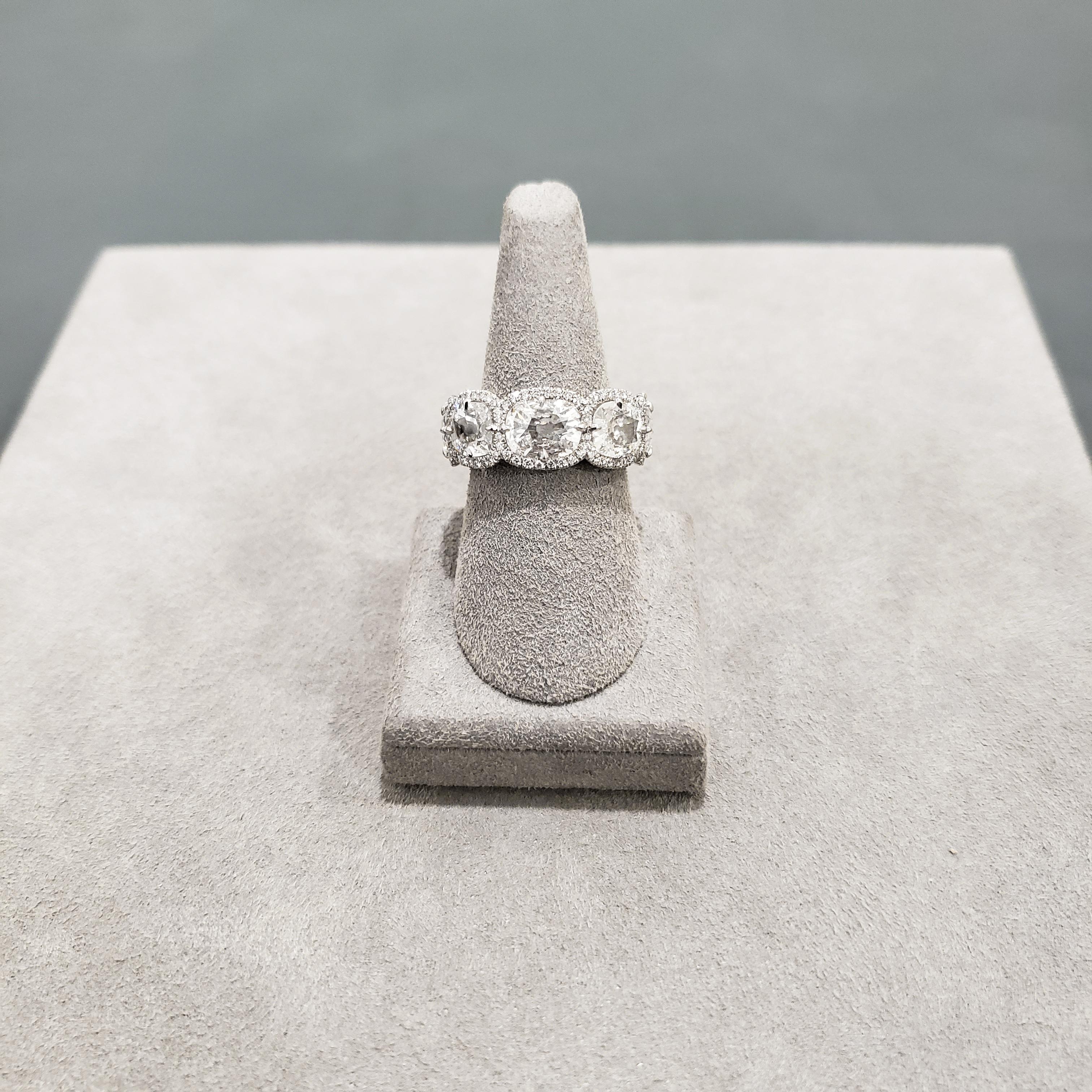 Roman Malakov Ehering mit 5,96 Karat Diamant-Halo im Kissenschliff mit sieben Steinen im Kissenschliff Damen im Angebot