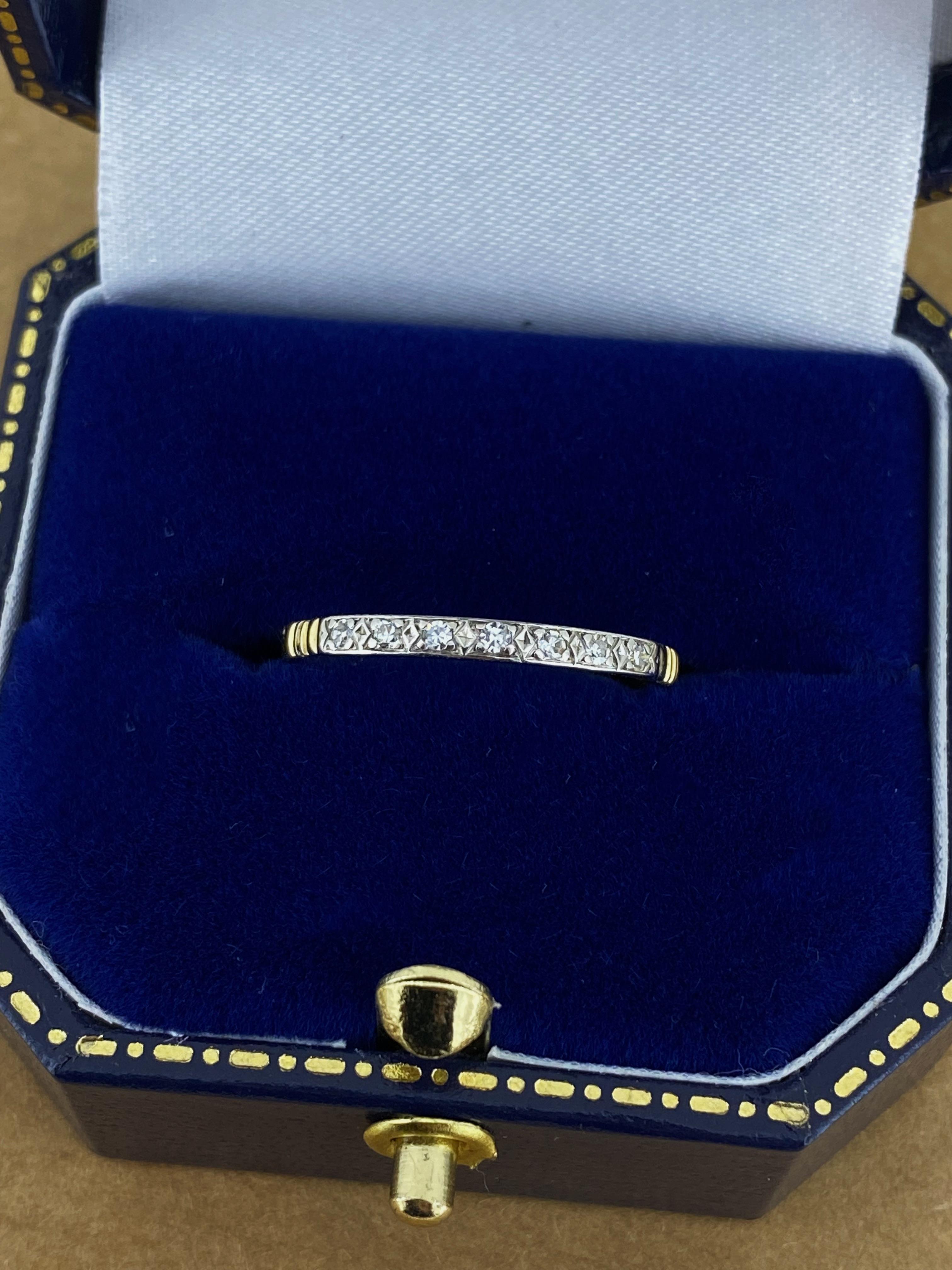 Serti en or blanc 18 carats avec 
7 diamants naturels de taille ronde et brillante 
de couleur G-H, pureté VS, 
totalisant 0,10ct environ 

Les diamants signifient implicitement 