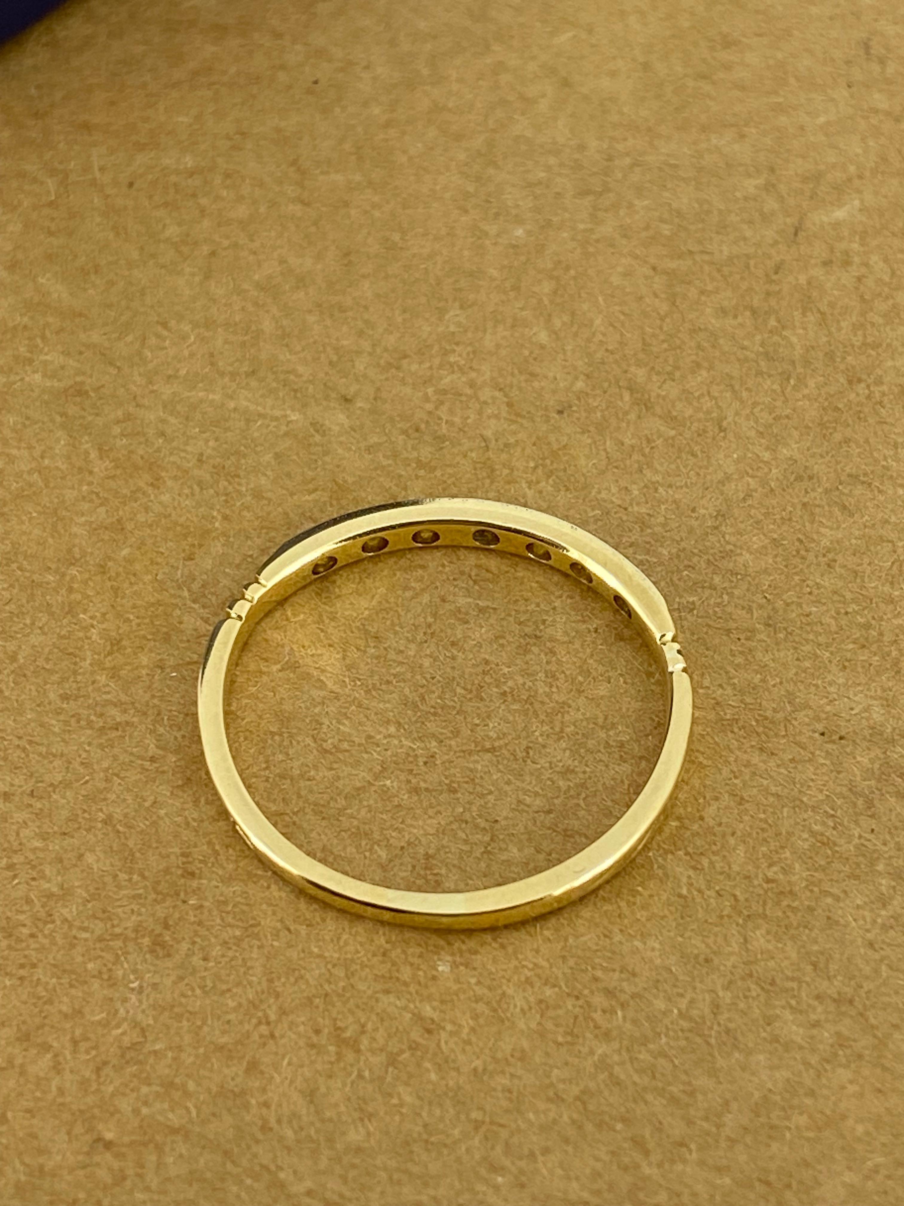Taille ronde Bracelet rétro de style « Dearest » à sept pierres en or blanc et jaune 18 carats en vente