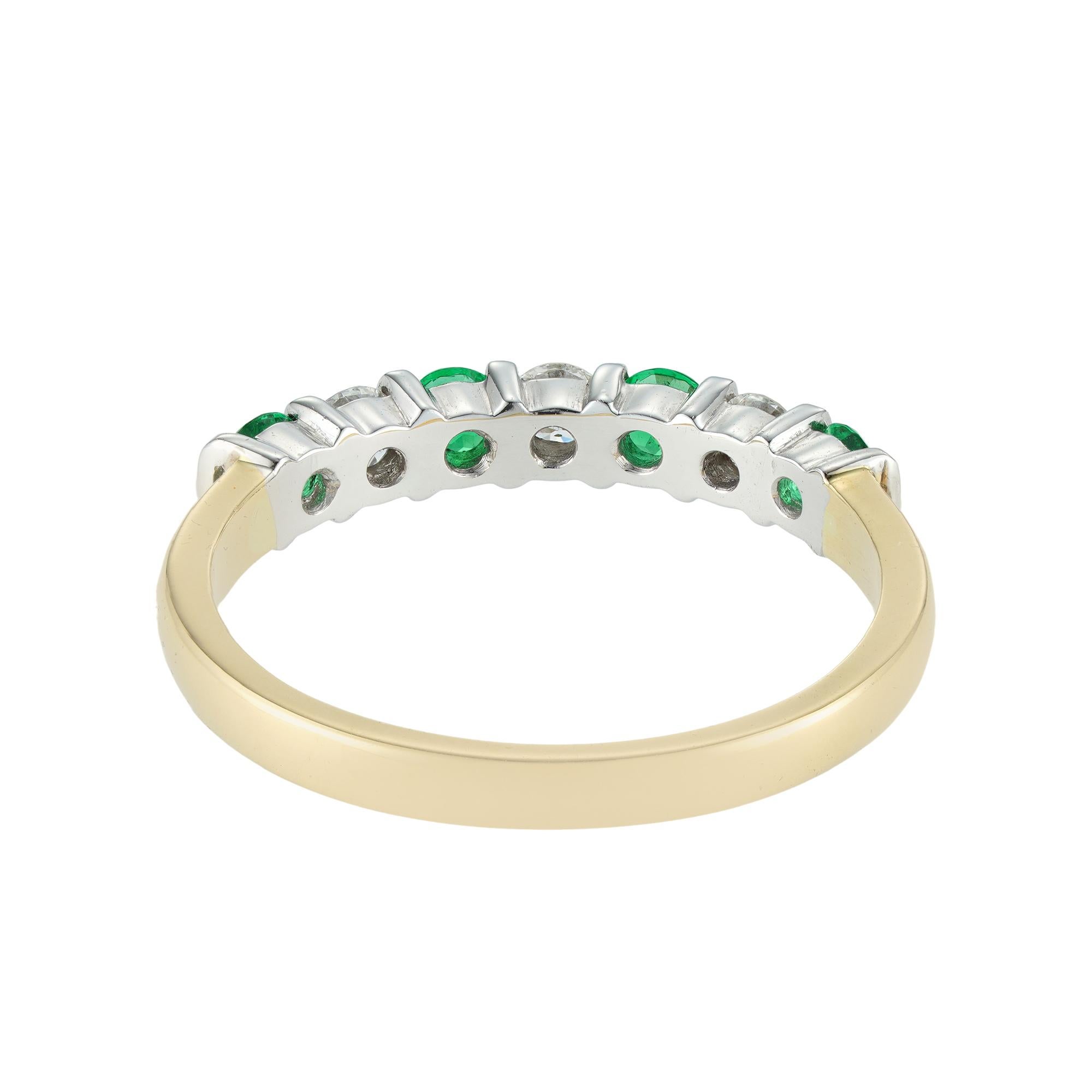Ring mit sechs Diamanten und Smaragden (Moderne) im Angebot