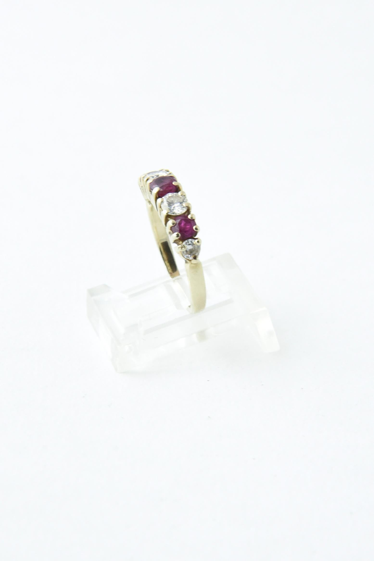 Seven-Stone Diamond and Ruby Band Ring In Good Condition For Sale In Miami Beach, FL