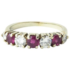 Bague à anneau à sept pierres en diamant et rubis