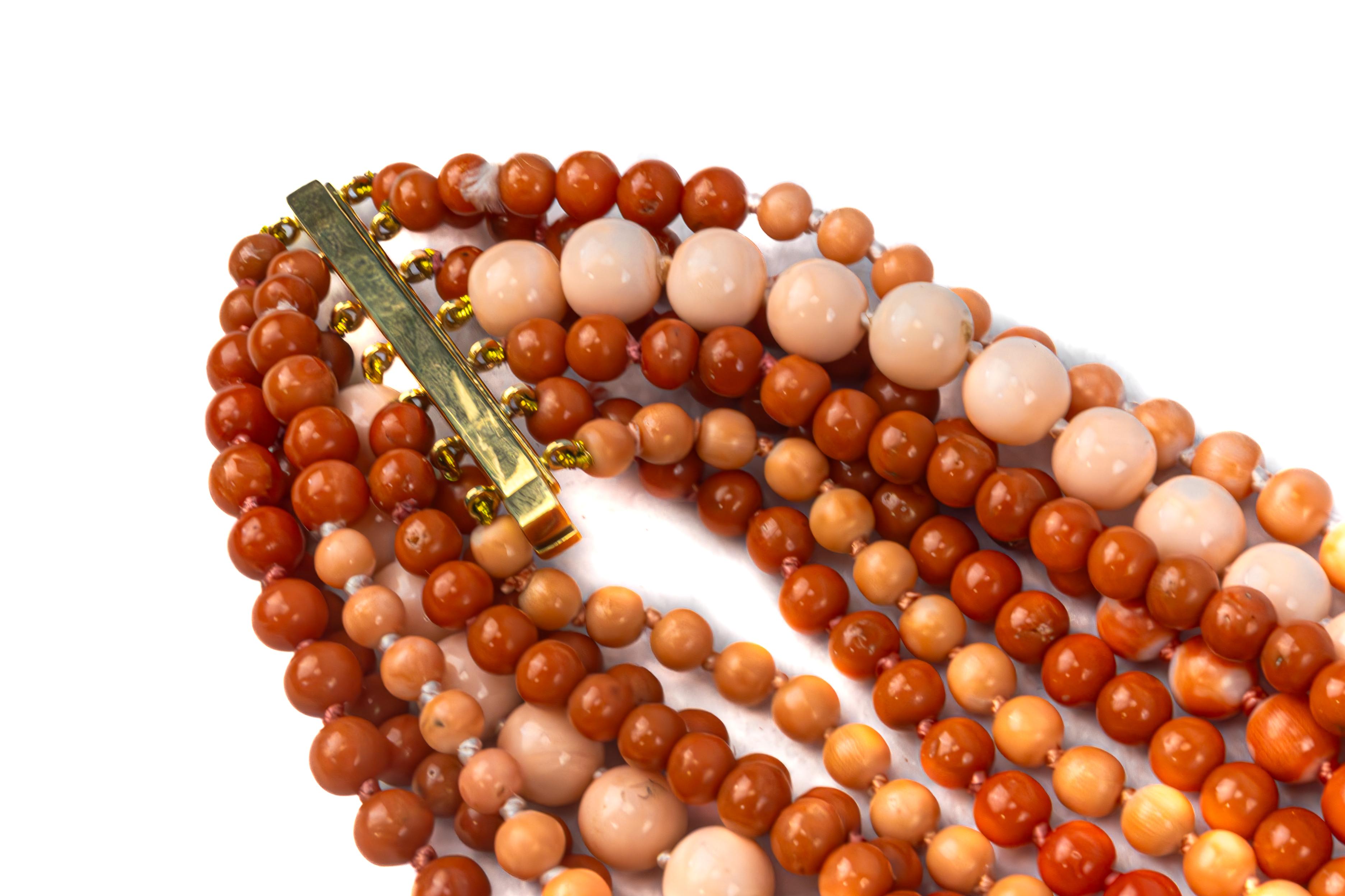 Collana di perle di corallo a sette fili

Questa vibrante collana mette in mostra una magnifica collezione di perle di corallo in ogni incantevole tonalità: sangue di bue, pelle d'angelo, rosa e bianco. Ogni filo riflette le vibranti tonalità del