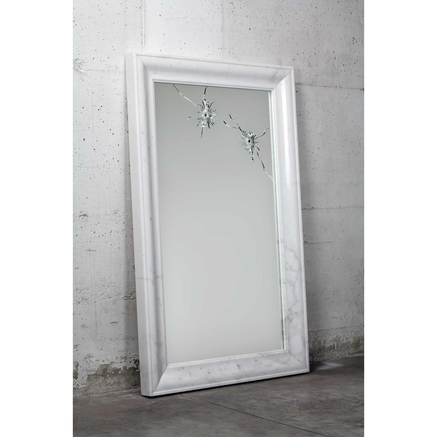 Specchio da parete rettangolare Seven Years con cornice in marmo di Barberini & Gunnell
Edizione limitata di 15 copie + 2 AP + 1 p.
Dimensioni: L 120 x H 75 cm. 
Materiali: Specchio, marmo e vetro di sicurezza.

Edizione limitata, firmata e numerata