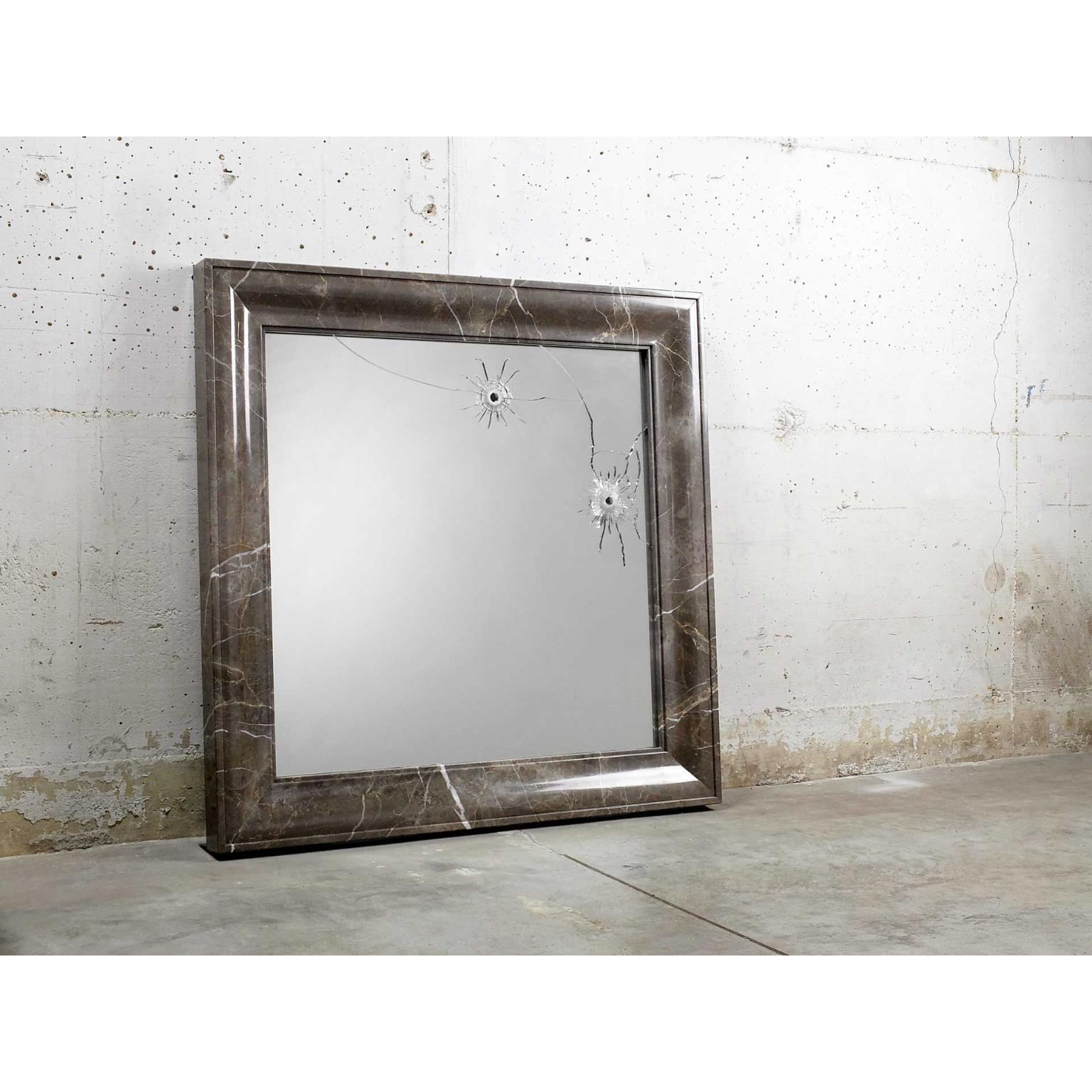 Specchio da parete quadrato Seven Years con cornice in marmo di Barberini & Gunnell
Edizione limitata di 15 copie + 2 AP + 1 p.
Dimensioni: L 85 x H 85 cm. 
Materiali: Specchio, marmo e vetro di sicurezza.

Edizione limitata, firmata e numerata