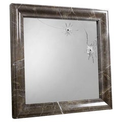 Specchio da parete quadrato Seven Years con cornice in marmo di Barberini & Gunnell