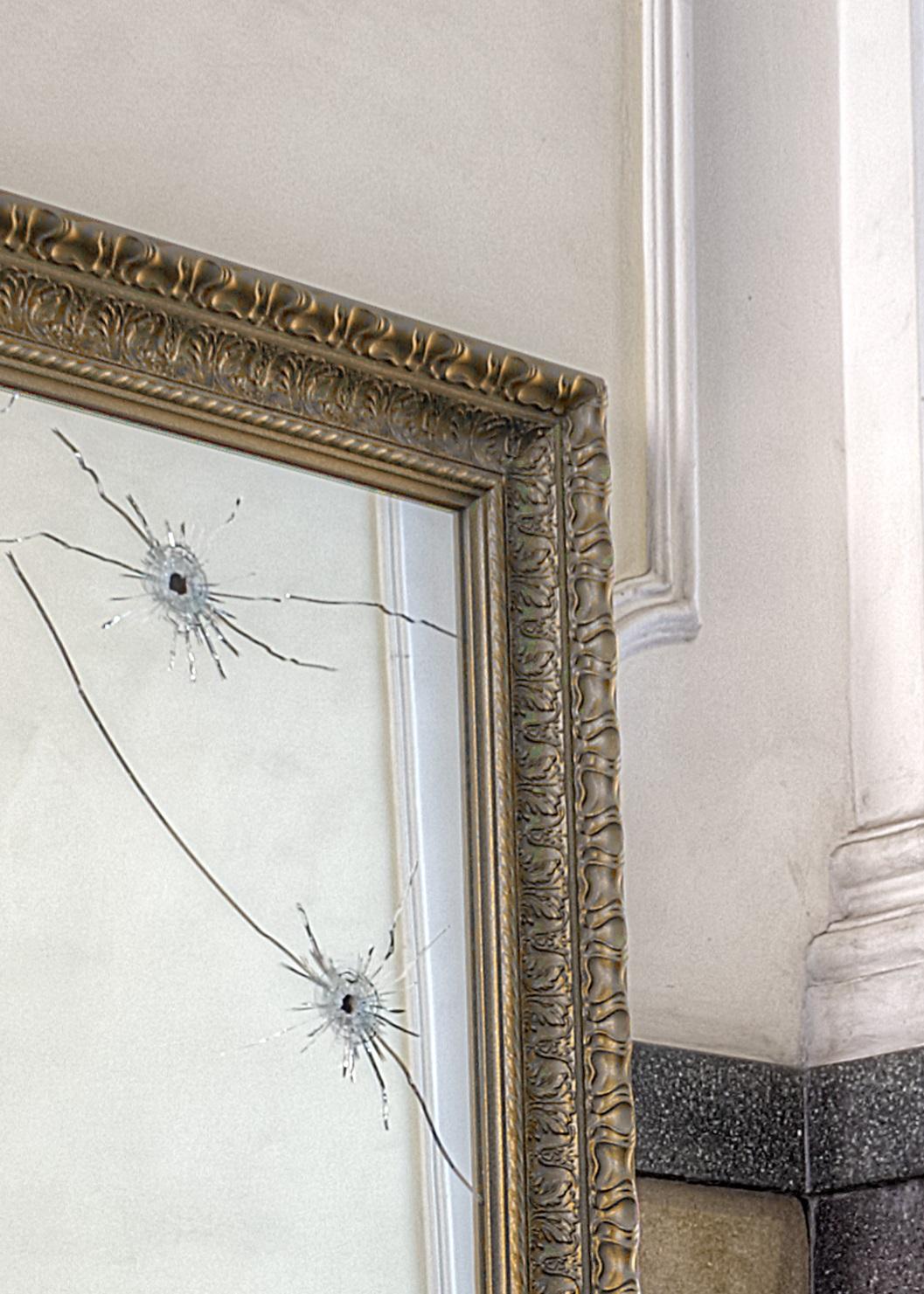Seven Years Wall Mirror with Gold-Plated Wooden Frame by Barberini & Gunnell In New Condition For Sale In Geneve, CH