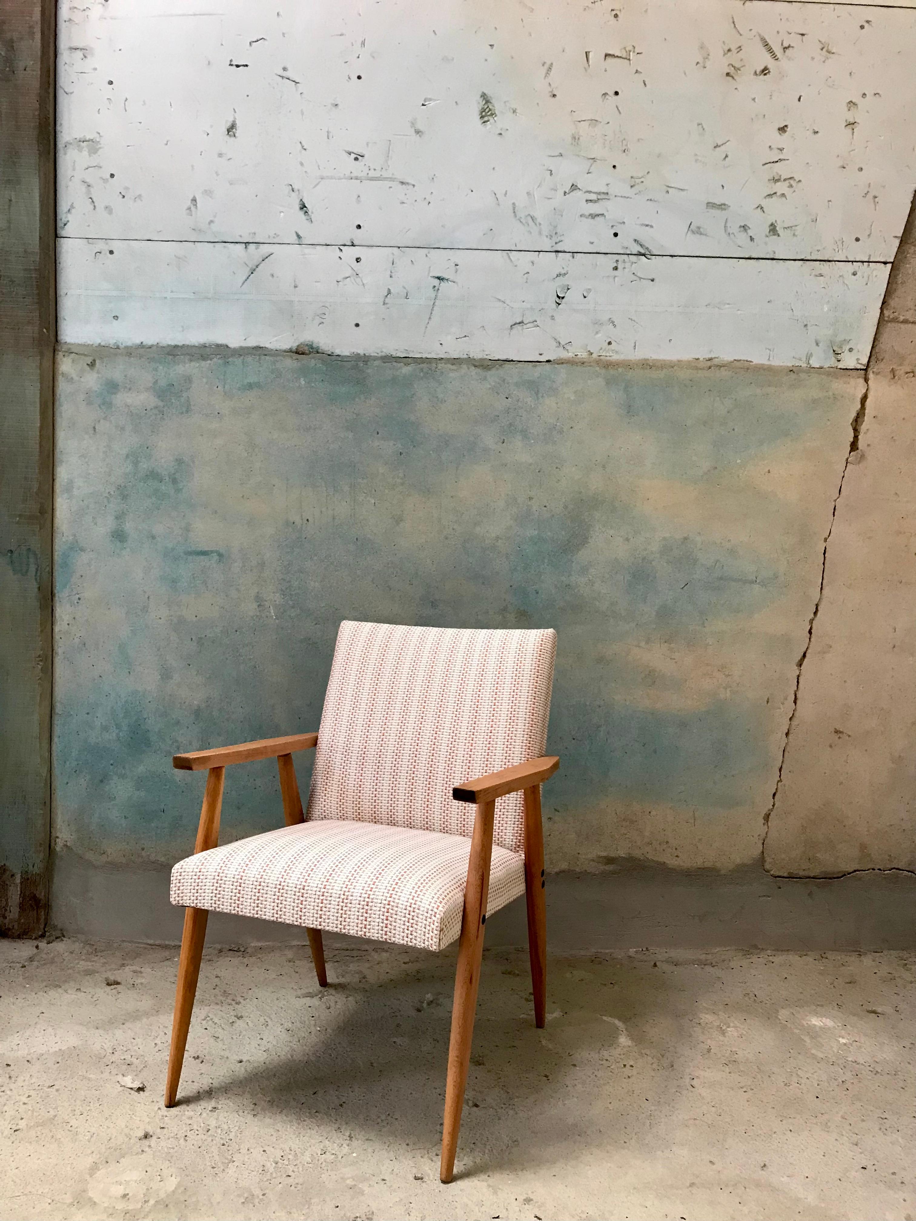 Beautiful seventies armchair

Wood and upholstery completely restored with high quality foam on straps

This armchair will find the good place in any room : living room , bedroom.

Easy to moove , it will be the right piece in your decoration