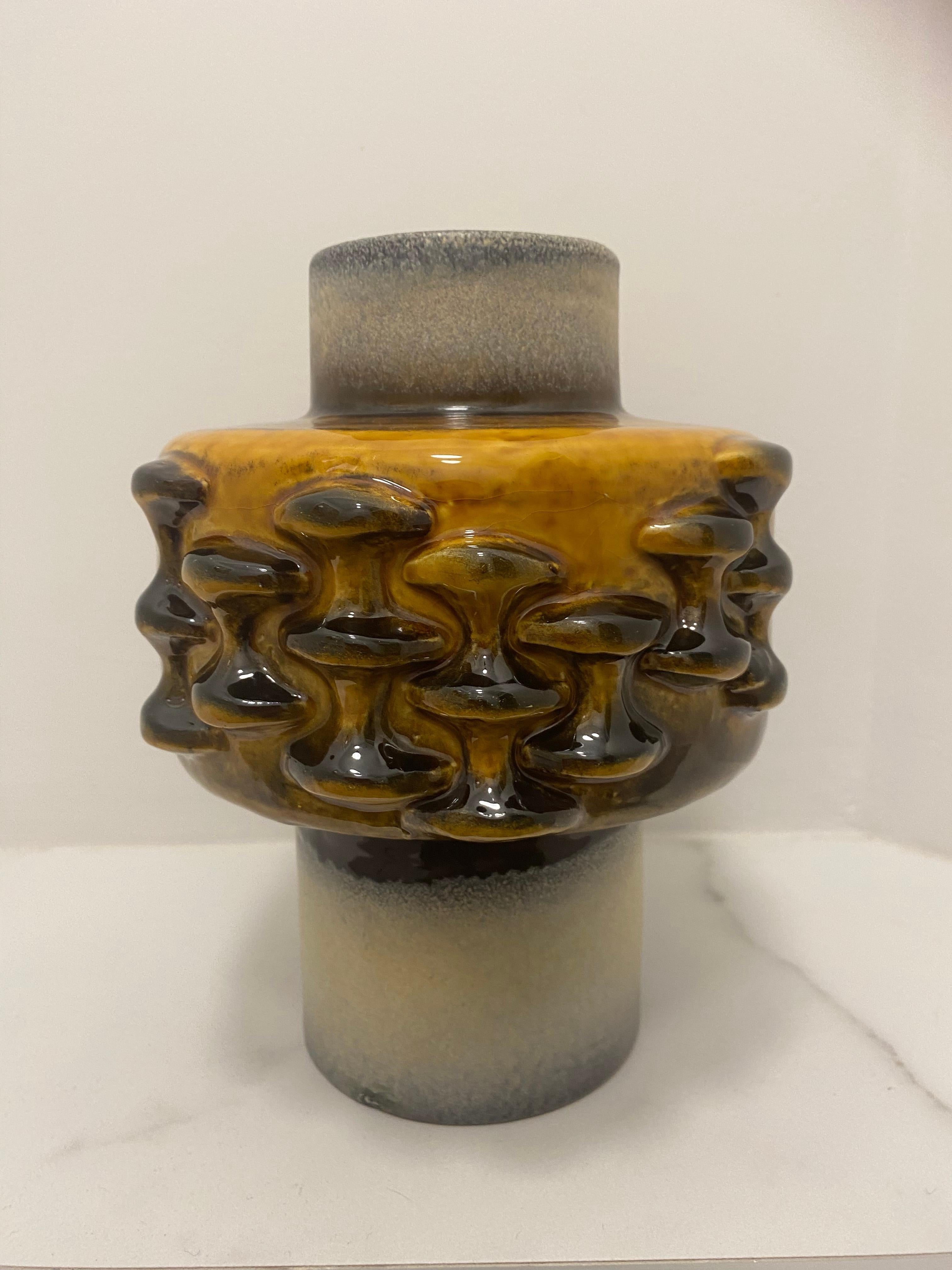 Magnifique et rare vase de Carstens Keramik. 

Vase brun avec des nodules en relief 3D, conçu par Dieter Peter dans les années 1970. Ce modèle
Fait partie de la série haut de gamme Luxus de Carstens.

Un tuyau central cylindrique se prolonge vers
