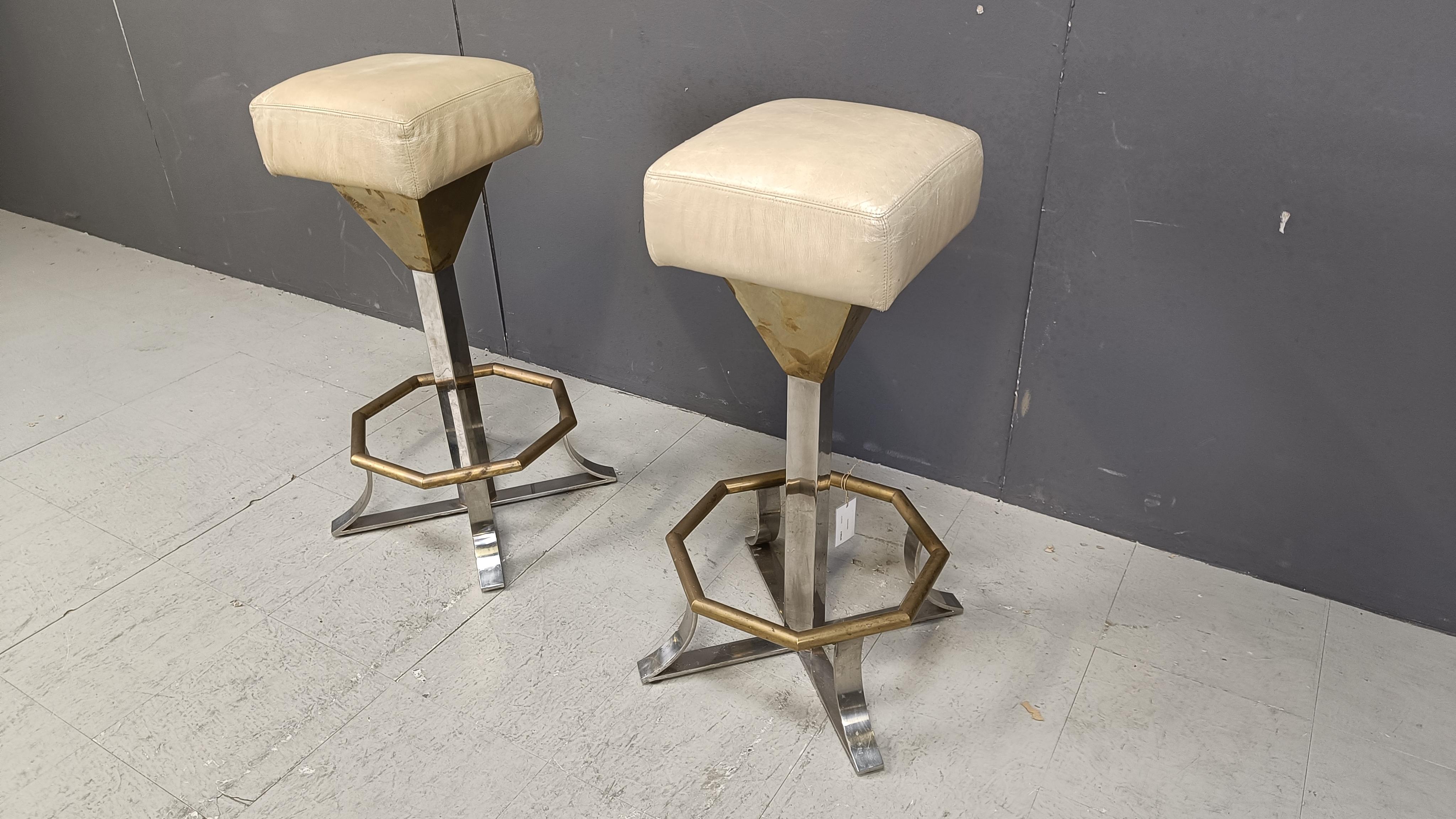 Beautiful original brass, chrome and cream leather bar stools made in France.

Beautiful timeless design with a luxury appeal.

Good overall condition. Frame and leather have some patina/wear but still looks great.

1970s -