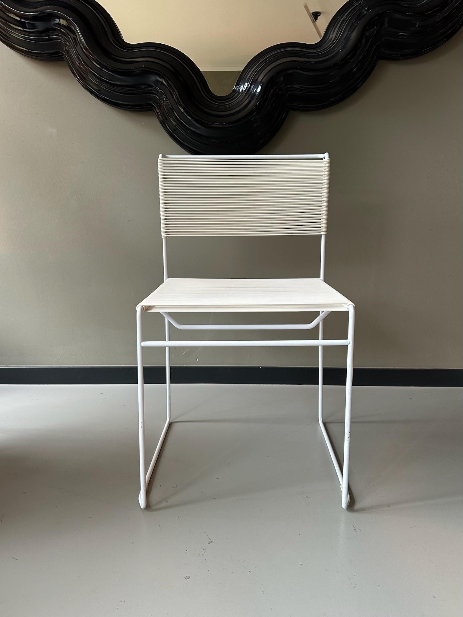 Seventies spaghetti chair from Italië.

Designed by Giandomenico Belotti for Fly line.

Beautiful made, so elegant and its in a perfect condition.

Height 81 cm
Width 47 cm
Depth 52 cm
Seating height 47 cm

In a very good condition.