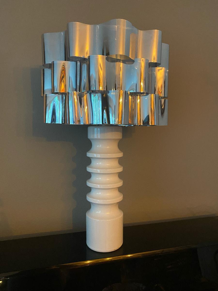 Superbe lampe de table en verre blanc avec un nouvel abat-jour de Dümler & Breiden.
La lampe, y compris l'abat-jour, mesure 81 cm de haut et le diamètre de l'abat-jour est de 31 cm et 50 cm de haut. La lampe est recâblée. La lampe a un timbre avec