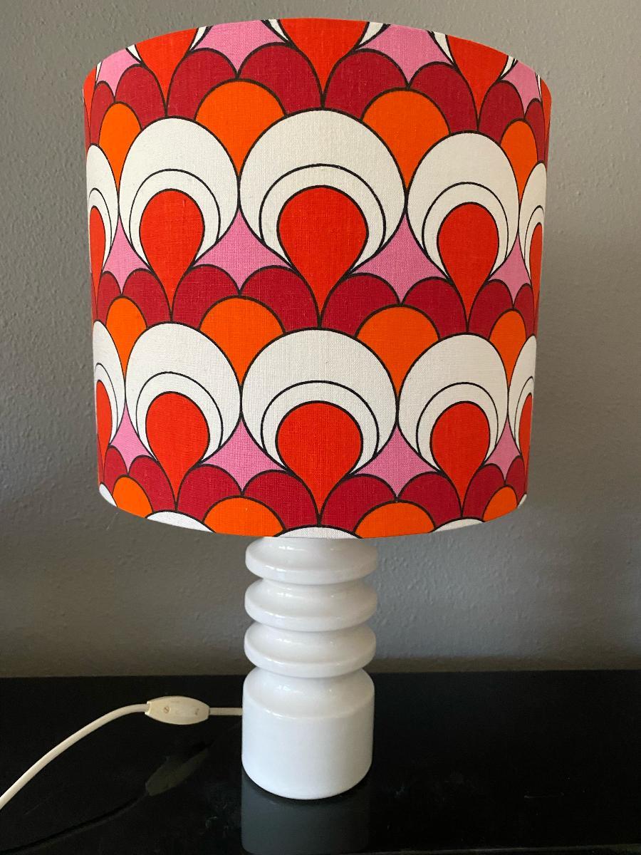 Stunning white glazed table lamp with new lamp shade by Dümler & Breiden.
The lamp including lamp shade is 47 cm heigh and the diameter of the lamp shade is 30 cm. The lamp has a stamp with digits on the bottom and a stamp with Germany.
The