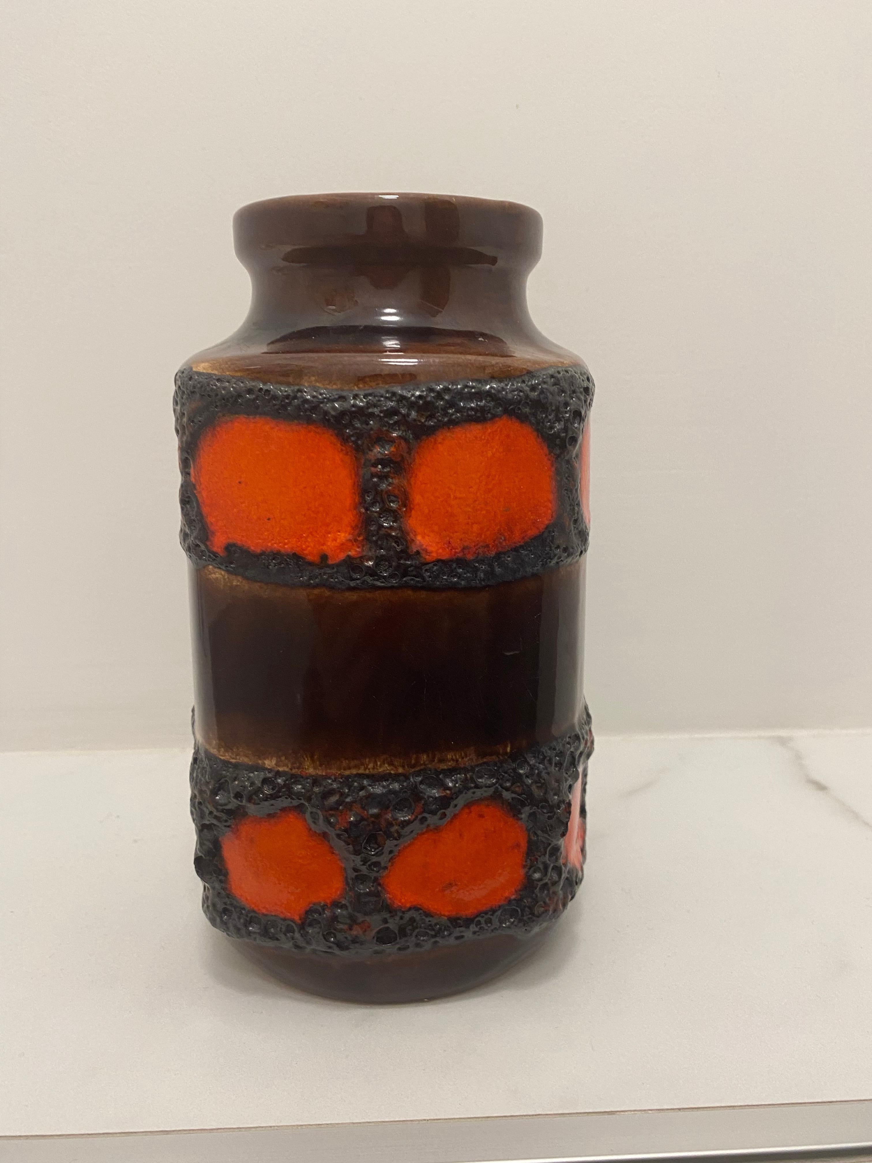Vaso Fat Lava degli anni Settanta, ben colorato in arancione, marrone e nero.