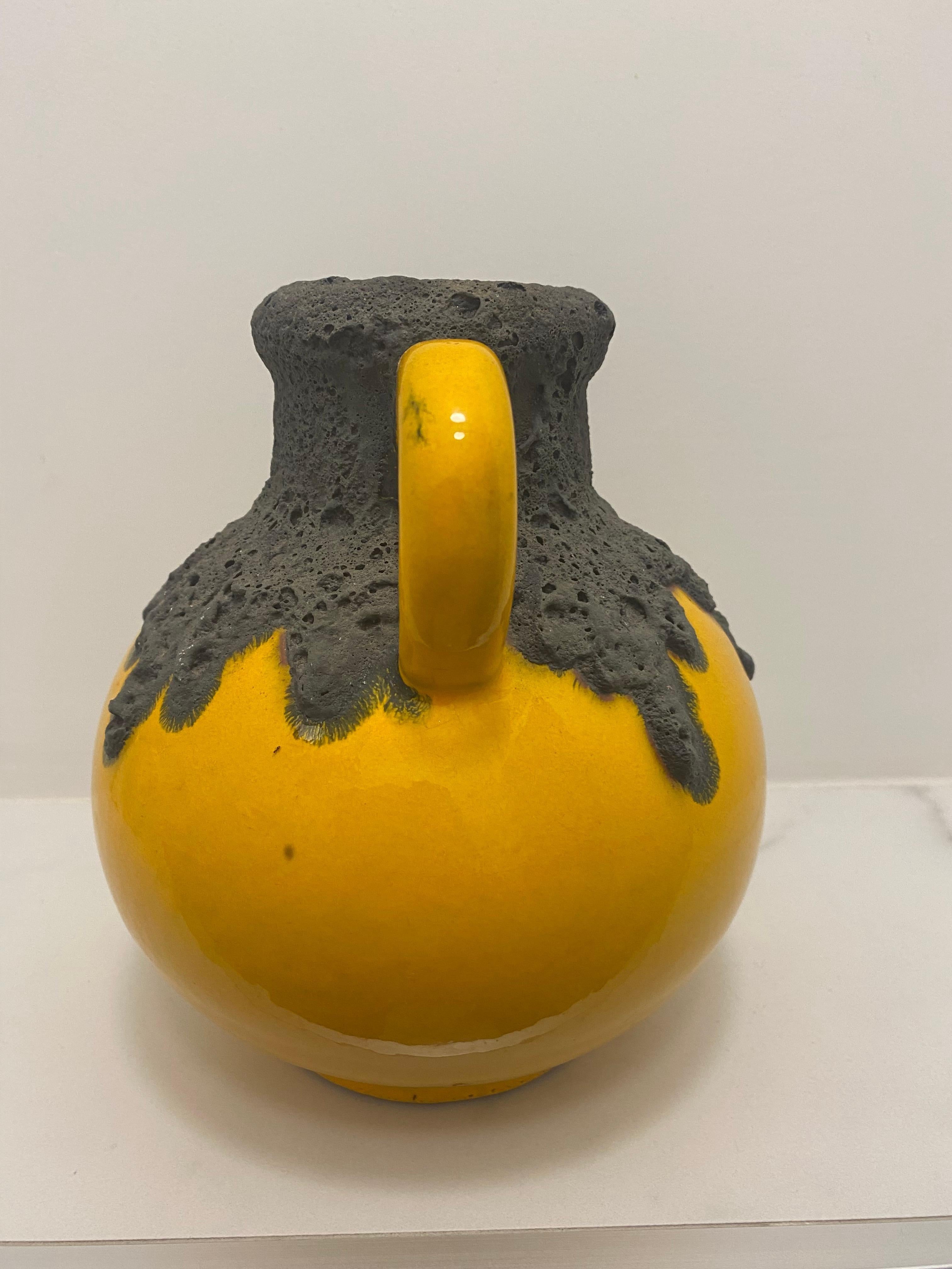 Bellissimo vaso/burattino giallo smaltato con lava spessa.
Timbrato sotto.