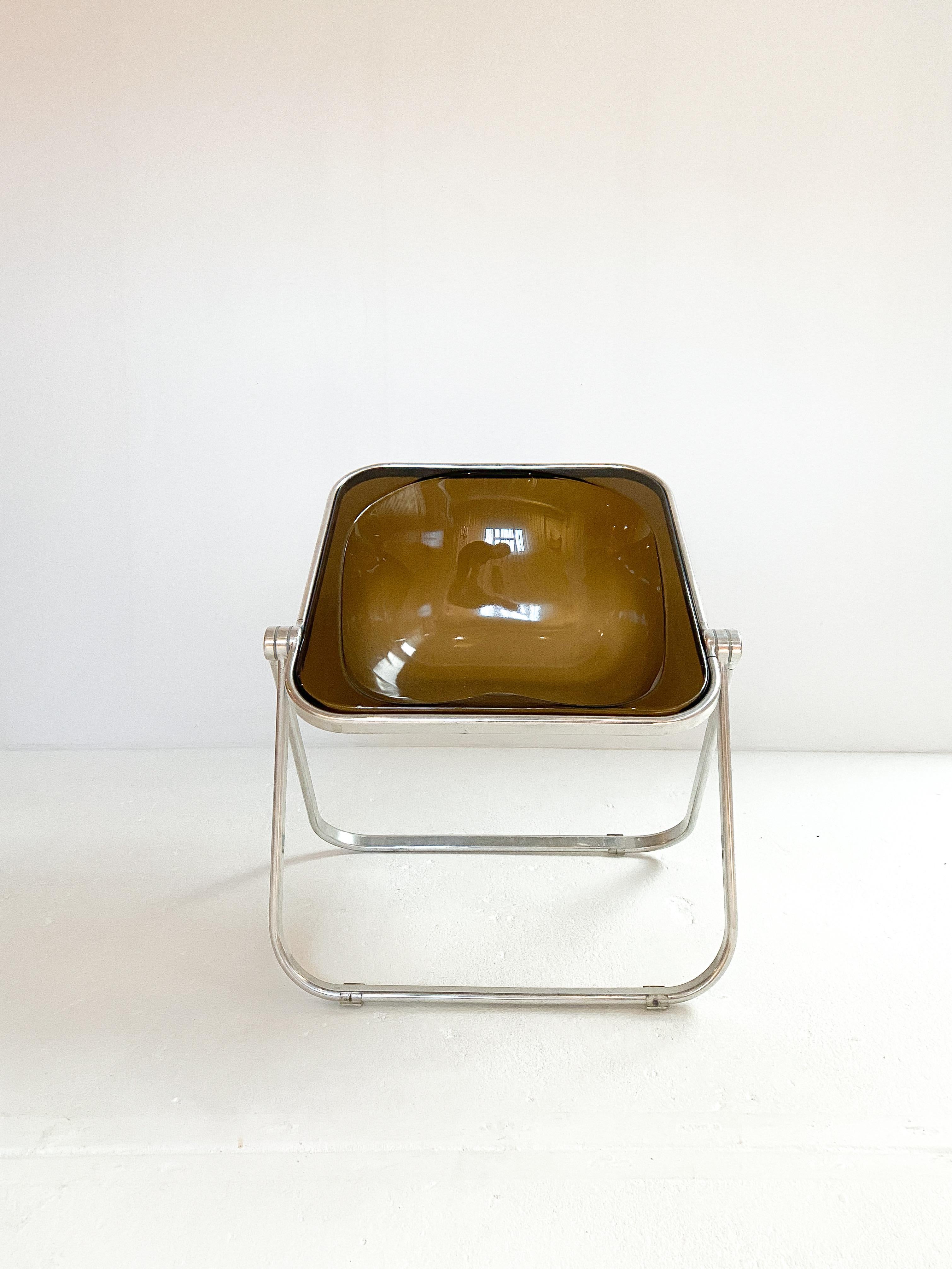 An iconic chair by Giancarlo Piretti for Castelli, model PLONA. Great vintage quality and style. Signs of use on the plastic, as appropriate for a chair of this age.
‘Designed in 1970 by giancarlo piretti, plona is a folding and stackable armchair.