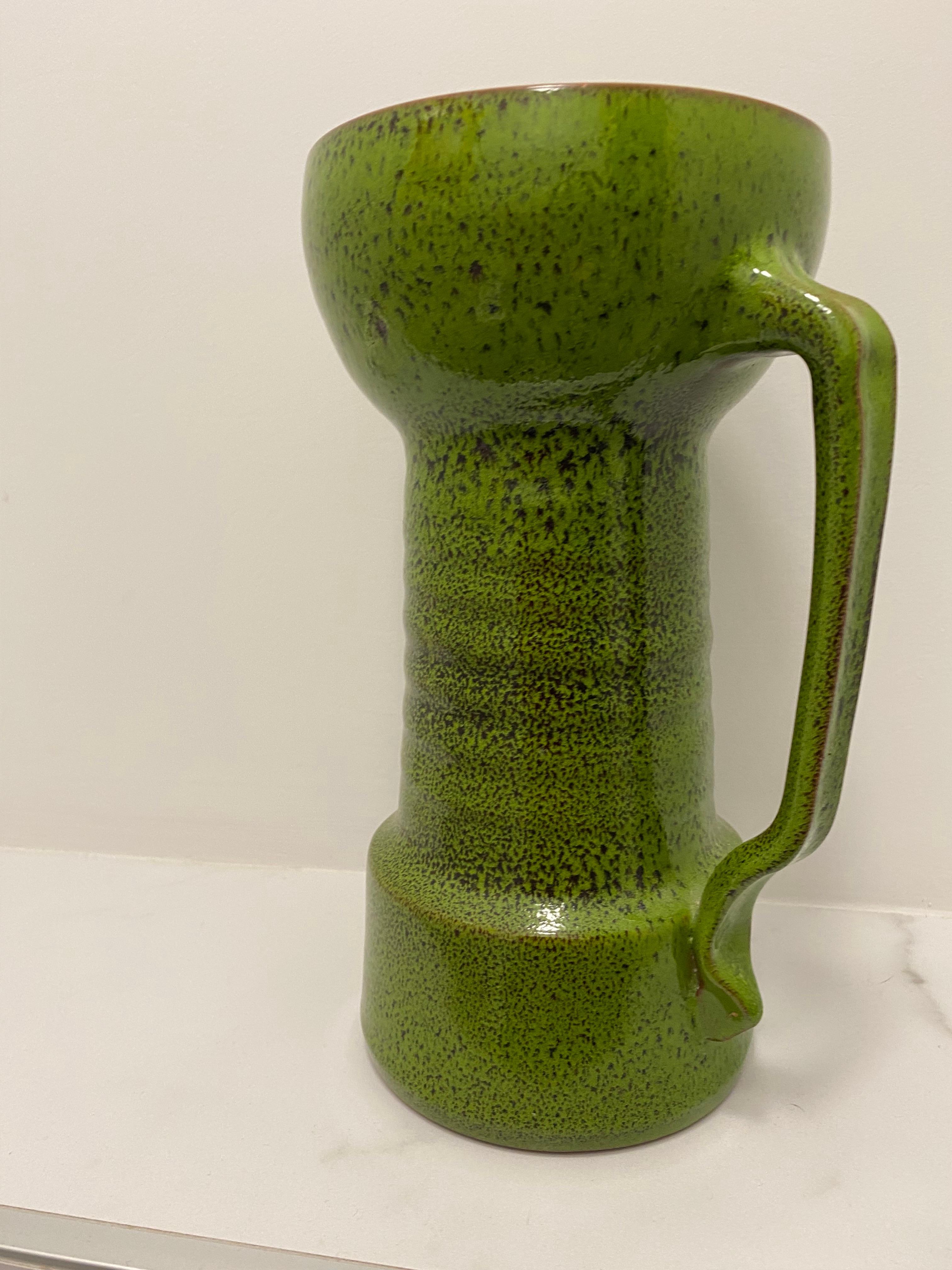 Grüne Vase oder Krug aus den Siebzigern (Ende des 20. Jahrhunderts) im Angebot