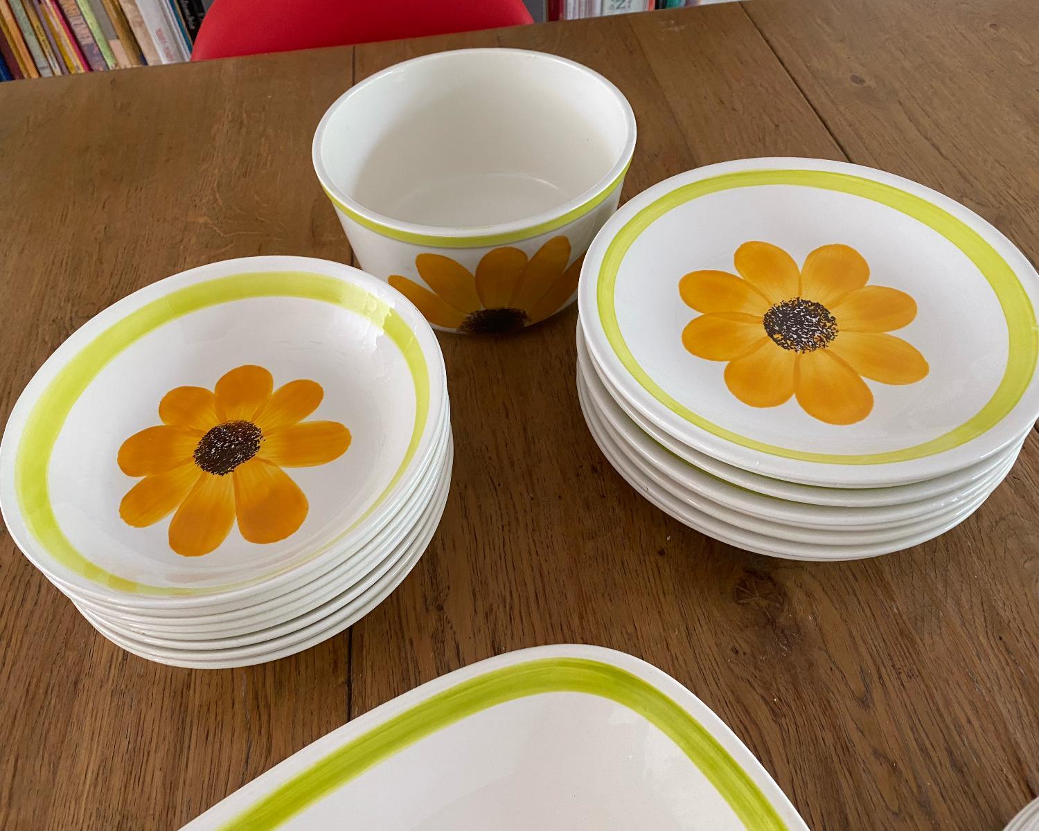 Seventies Hand-Painted Tableware by Gien France 26 Pcs In Good Condition For Sale In Waddinxveen, ZH