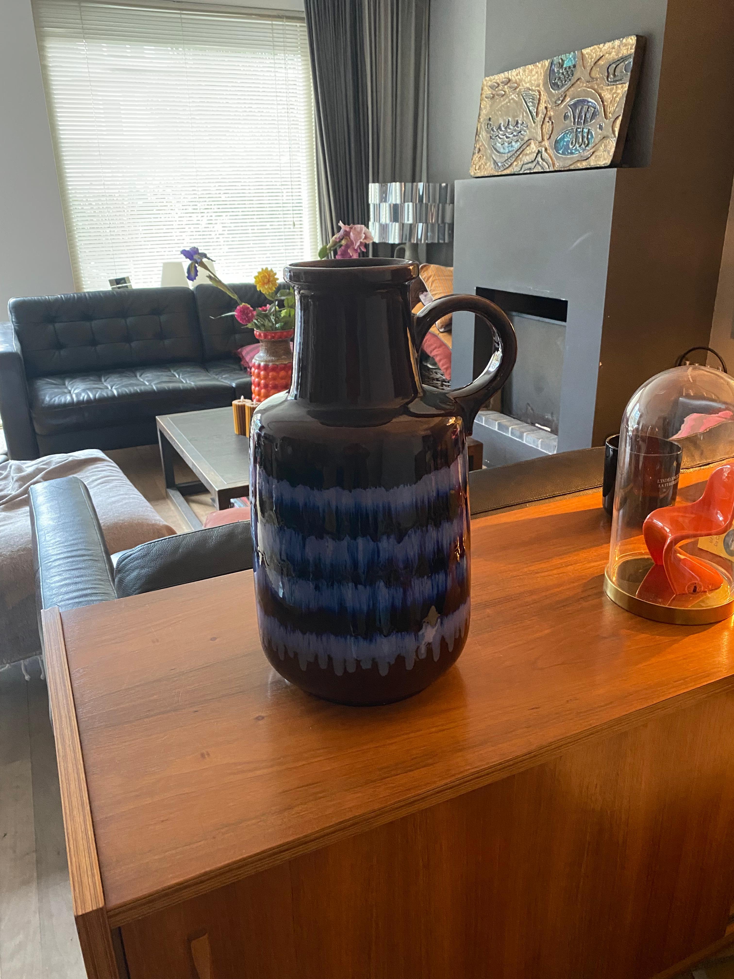 Vaso Fat Lava degli anni '70 ben colorato in blu e marrone a goccia.