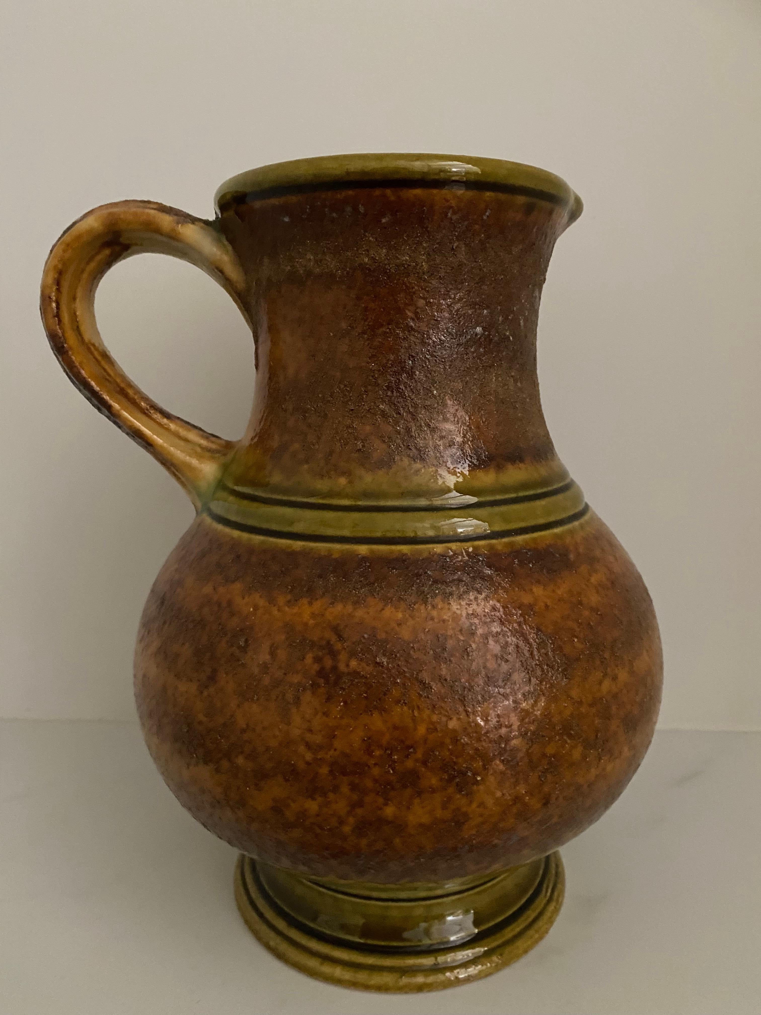 Vaso o brocca di colore verde e marrone ben colorato  dagli anni Settanta.