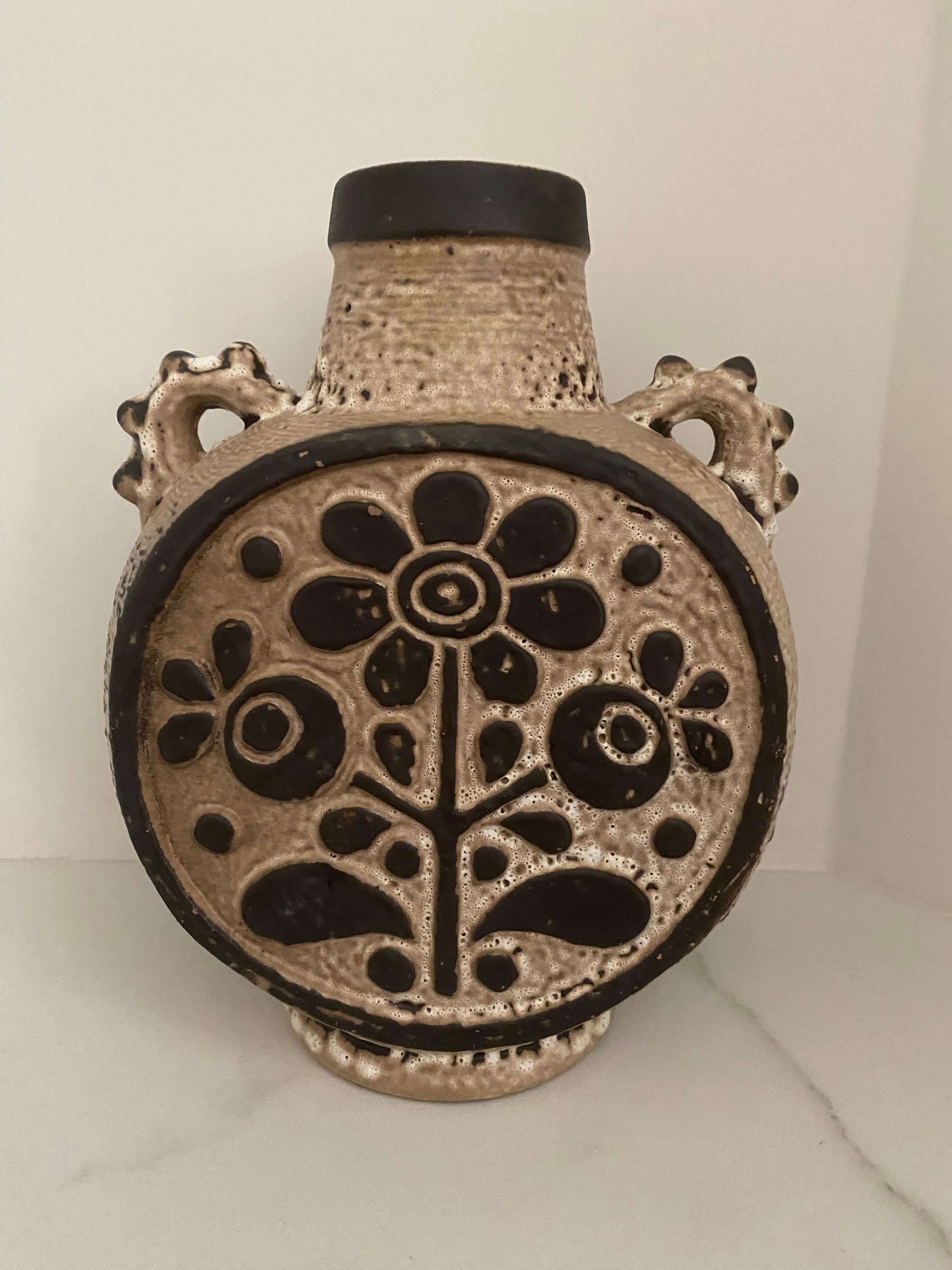 Beautiful rare Carstens Keramik vase. Designed by Dieter Peter in 1970s. This model
Is part of Carstens high end Luxus Series.
