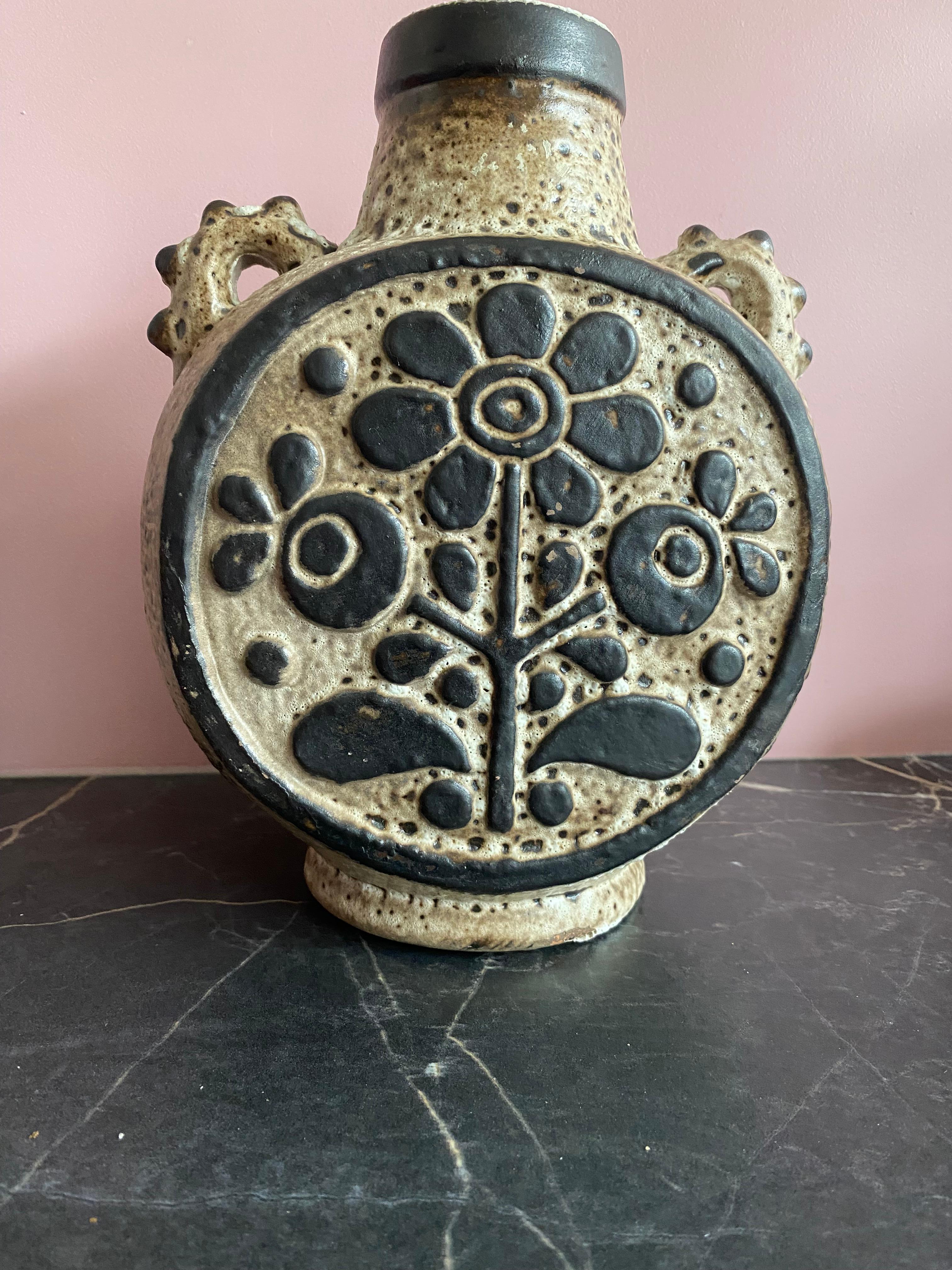 Bellissimo e raro vaso Carstens Keramik. Progettata da Dieter Peter negli anni '70. Questo modello
Fa parte della serie Luxus di Carstens.
