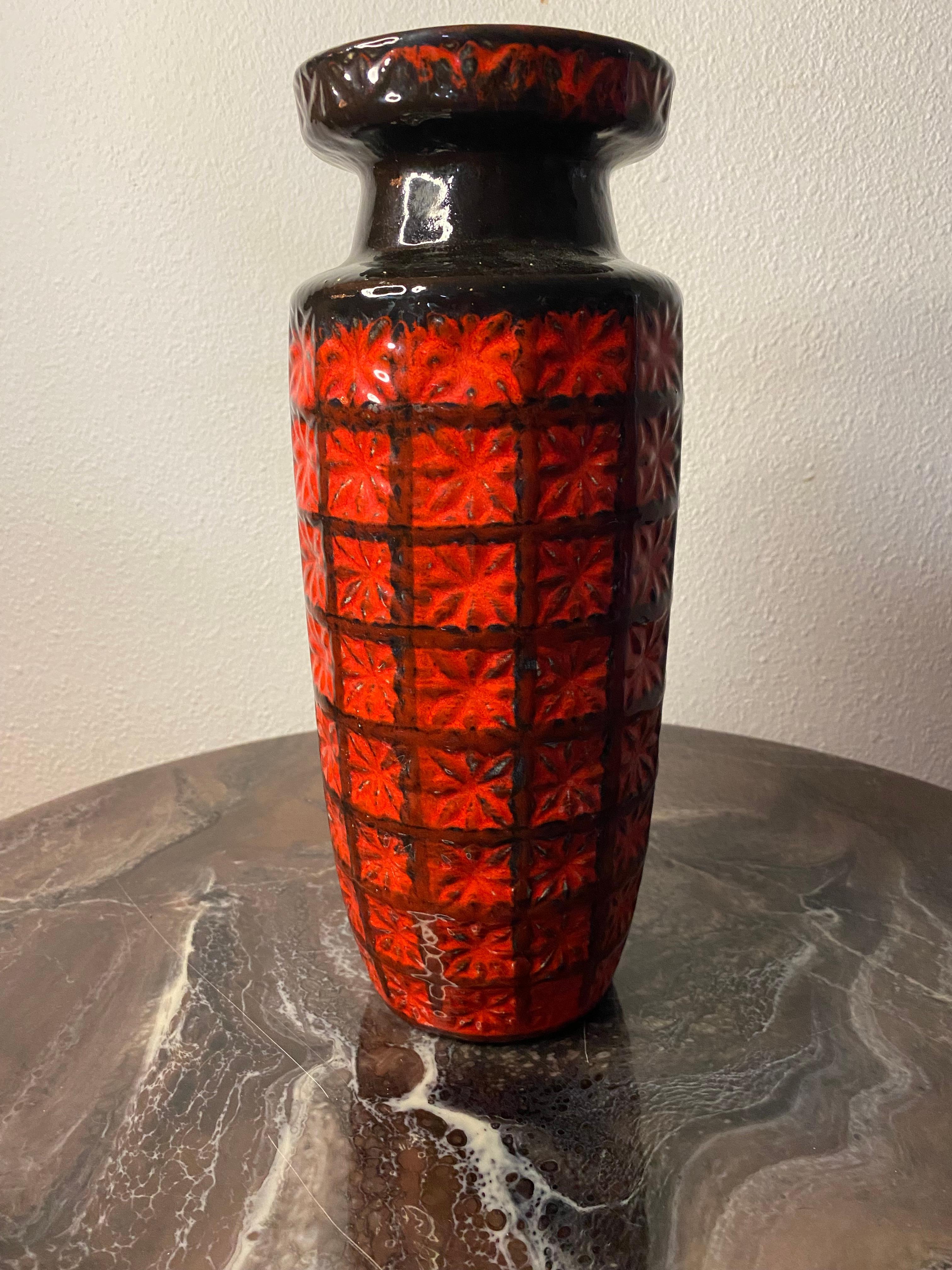 Eine gesuchte Vase in zwei Farbtönen Fat Lava von Scheurich Keramik. 

