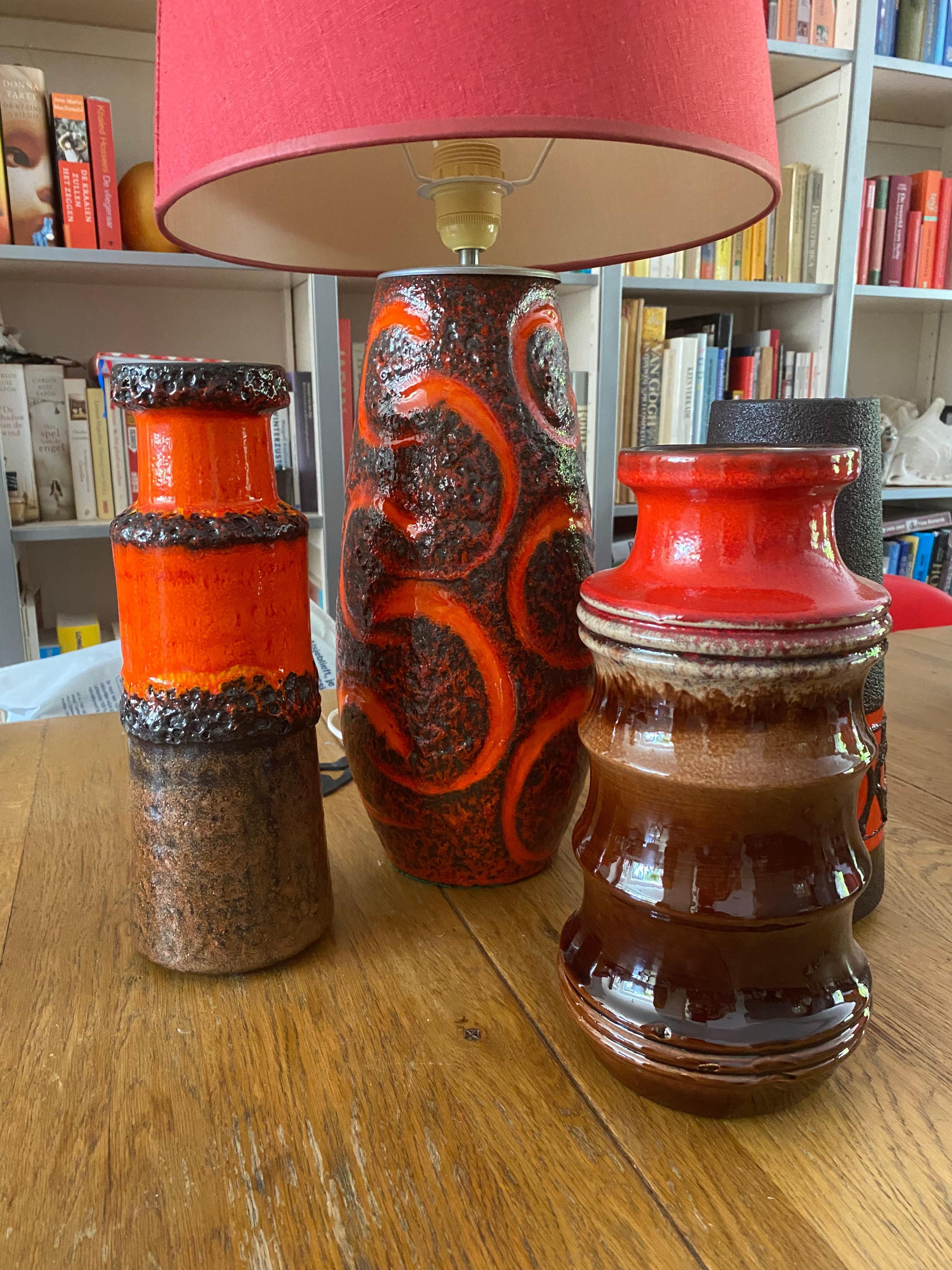 Bel vaso degli anni Settanta.
Con una glassa marrone e arancione e una lava grassa nera.