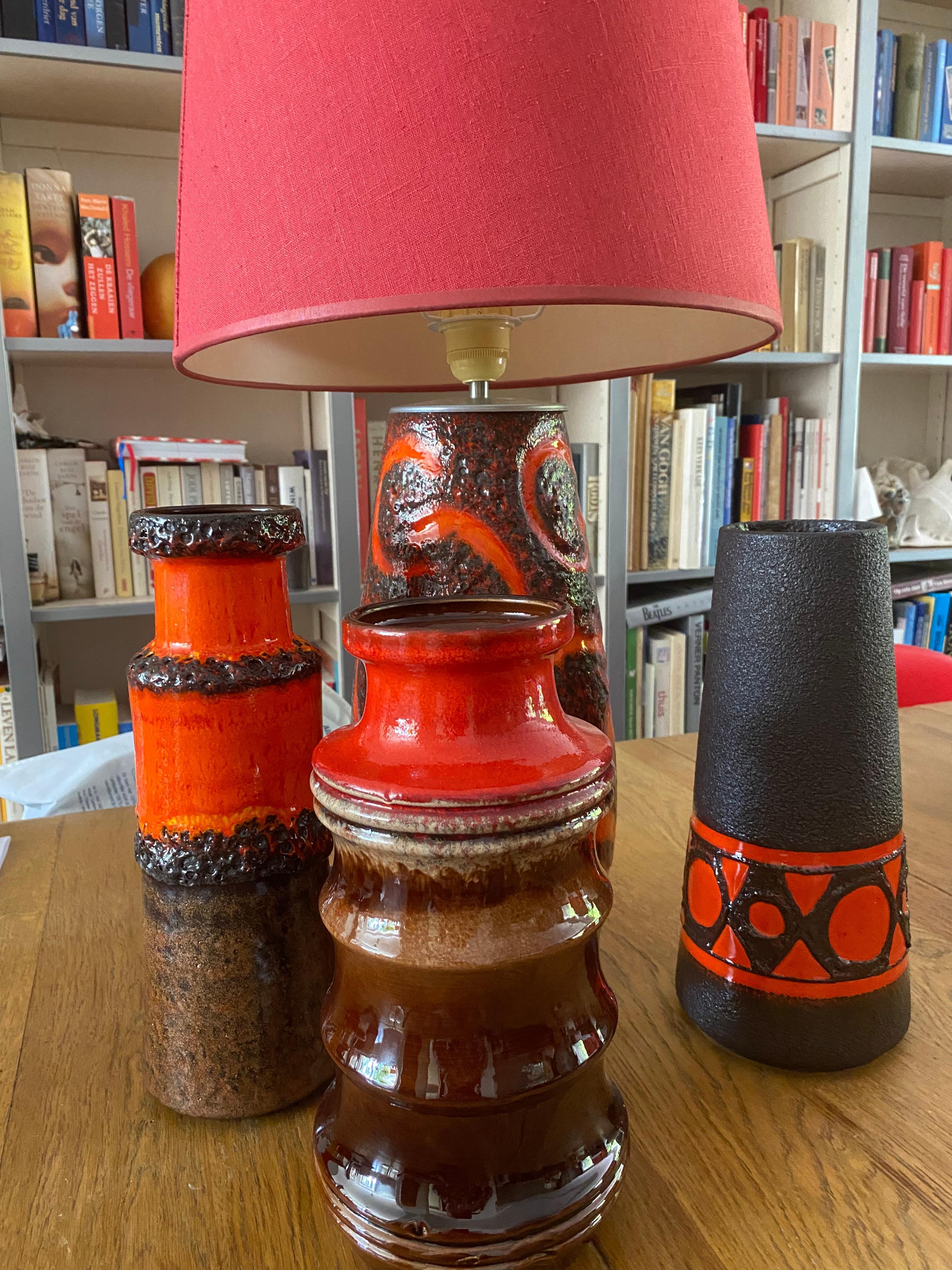Bel vaso degli anni Settanta. Model No: Pagoda.
Con una glassa marrone e rossa.