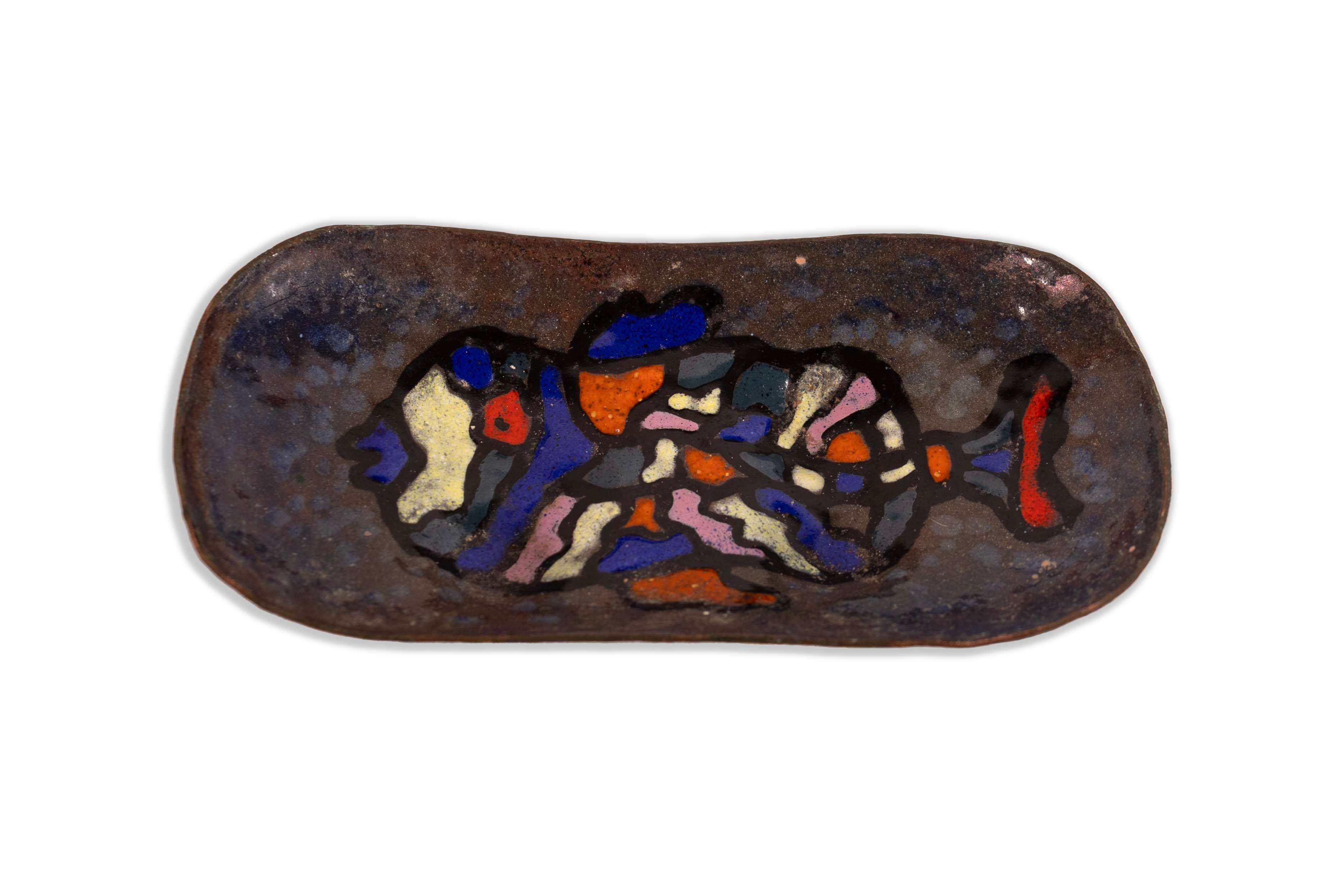 Assiette allongée décorative du milieu du siècle en céramique émaillée à motif de poisson. Estampillé 