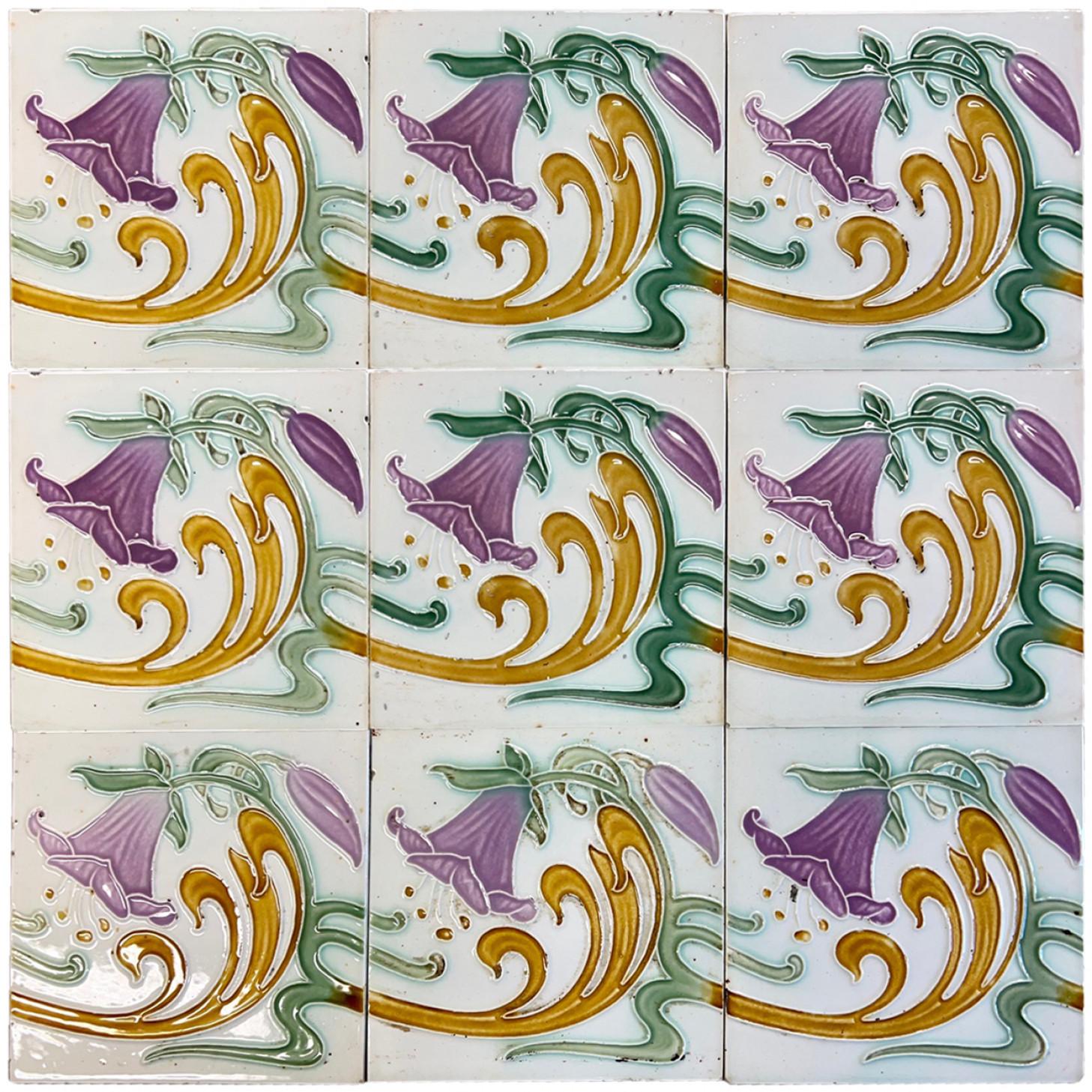 Grande quantità di eccezionali piastrelle antiche da parete, Le Glaive, Europa, Belgio. Colori e qualità bellissimi con le immagini dei fiori viola e i dettagli color ocra e verde.

Le dimensioni di ciascuna piastrella sono 5,9 pollici (15 cm) × 5,9