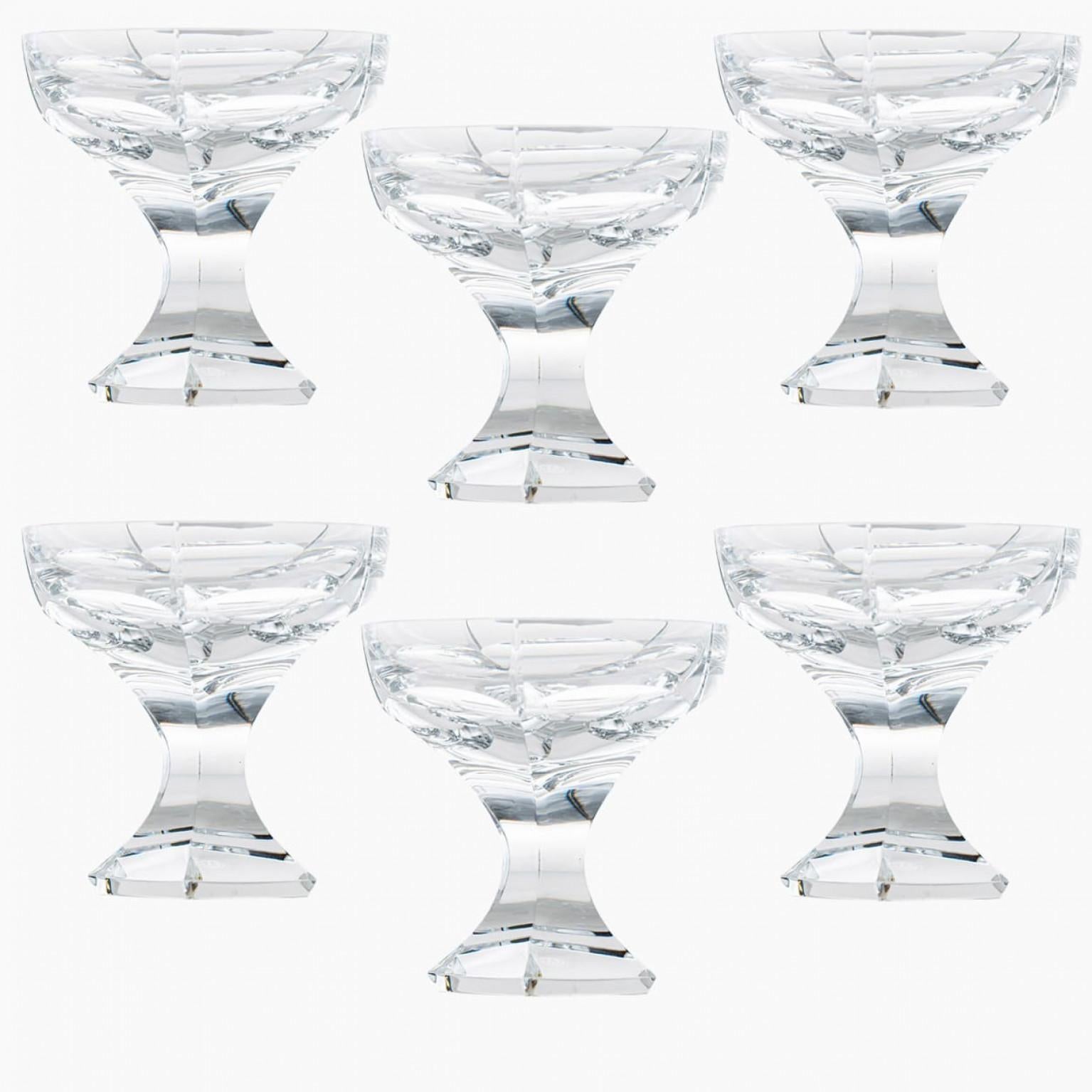 Luxus vom Feinsten, edler Champagnercoupé in klarem Kristall von Baccarat.

Diese exquisiten Glaswaren von Baccarat verkörpern die zeitlose Eleganz und die raffinierte Handwerkskunst, für die das französische Kristallhaus bekannt ist. Jedes Glas mit