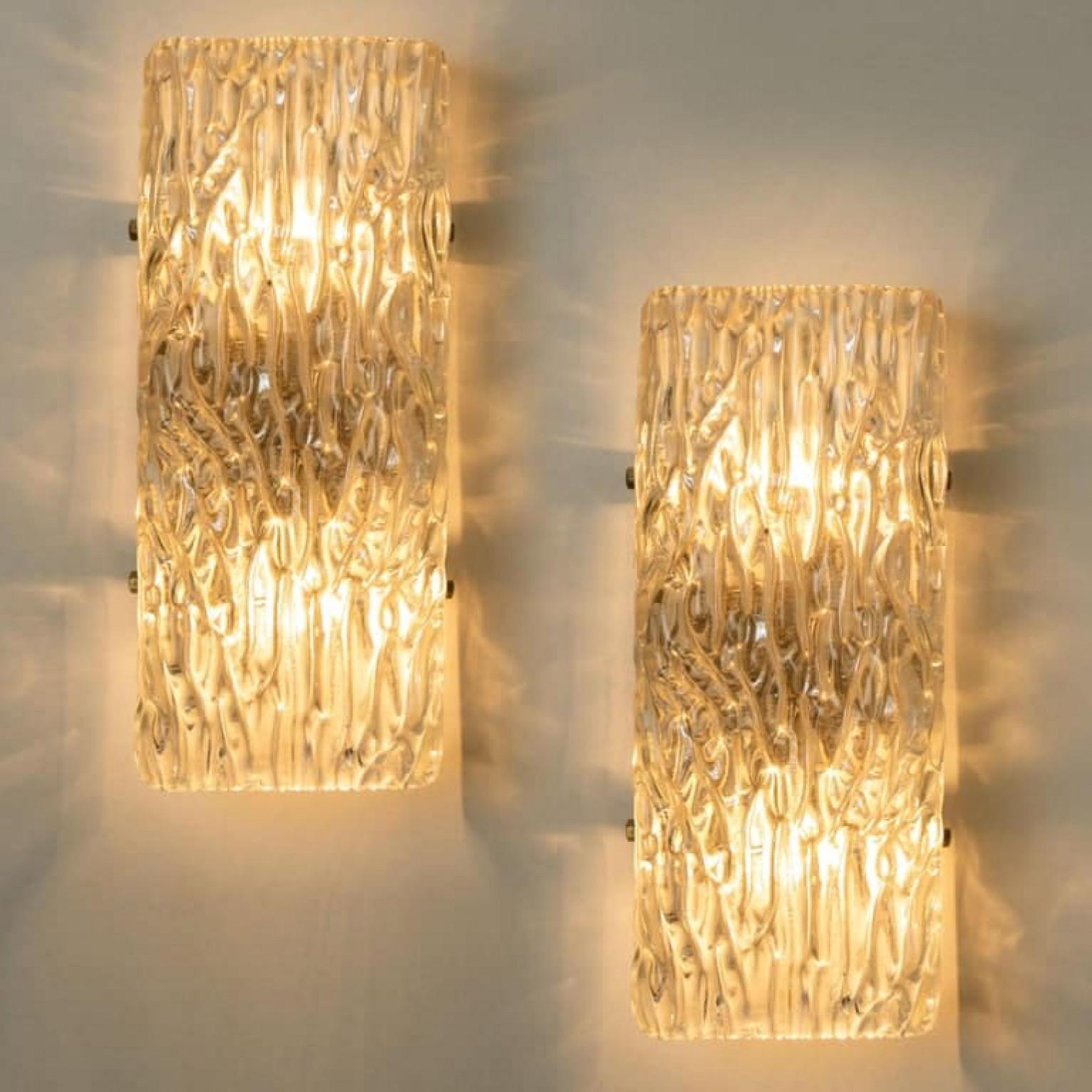 Una de las nueve luminarias. T de J.T. Kalmar, Viena, Austria, fabricada hacia 1960. El cristal tiene una bonita textura ondulada, lo que proporciona un bonito efecto de luz difusa y un bonito dibujo en el techo, las paredes y el suelo.
La