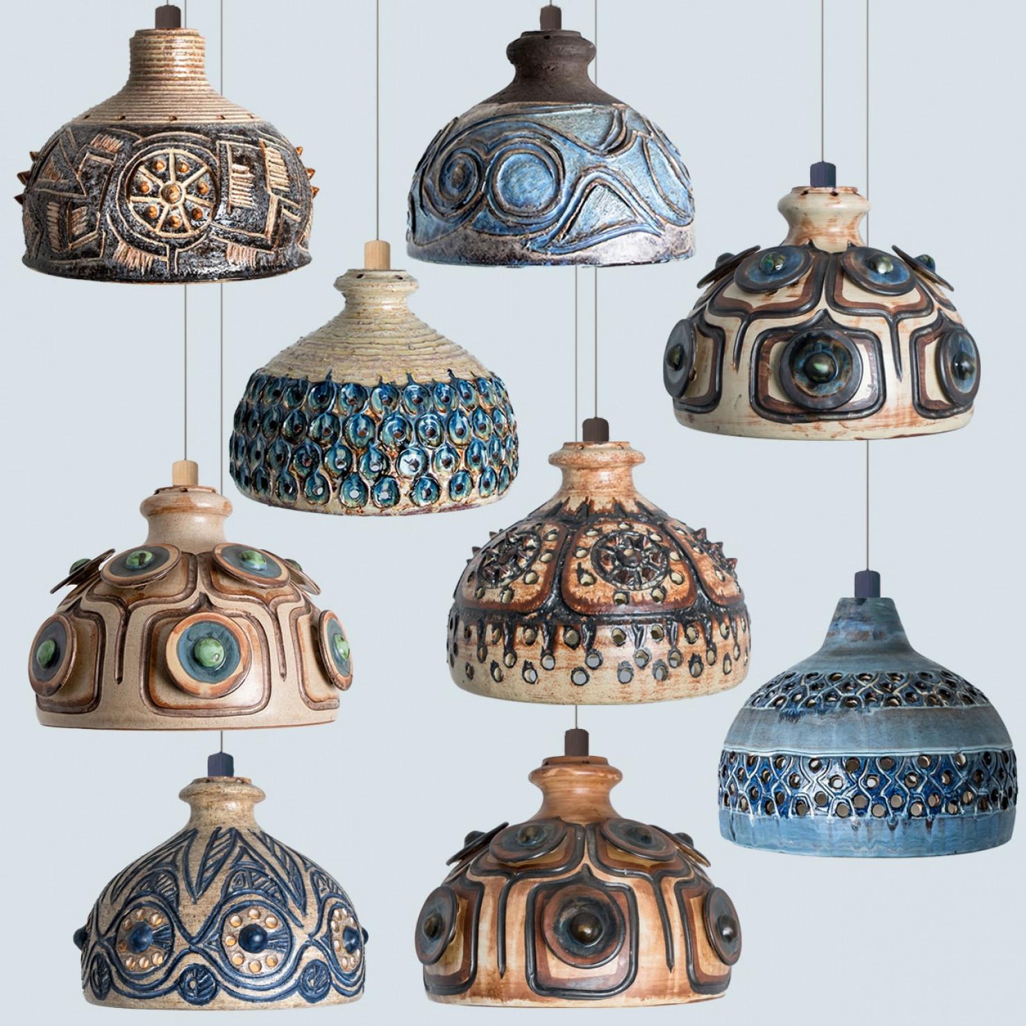 Arrangement ludique d'étonnantes lampes suspendues rondes à la forme inhabituelle, fabriquées dans les années 1970 au Danemark, en céramique bleue richement colorée. Nous disposons d'une multitude d'ensembles et de compositions lumineuses uniques en