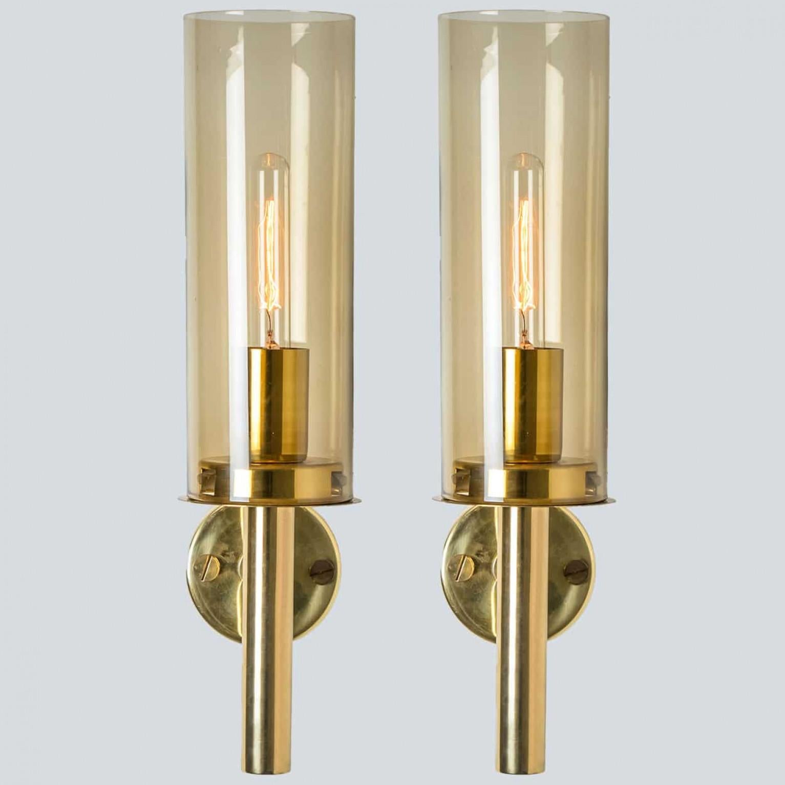 Varios apliques de latón y cristal, Hans Agne Jakobsson, 1960 mediados del siglo XX en venta