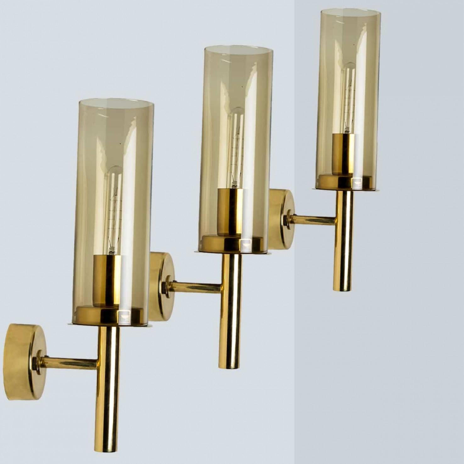 Varios apliques de latón y cristal, Hans Agne Jakobsson, 1960 Latón en venta