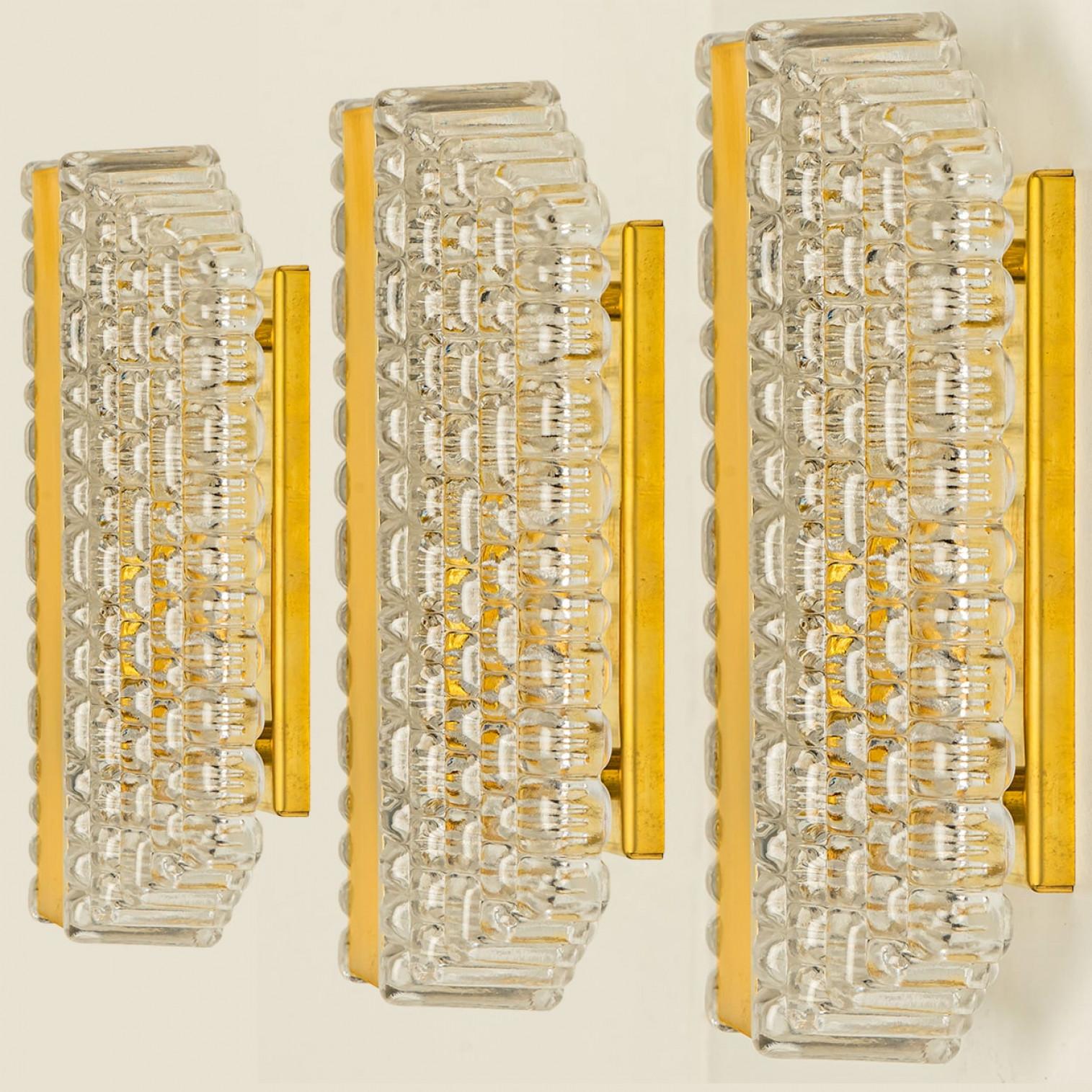 Varios apliques de latón y cristal al estilo de Hillebrand Alemania, años 60 en Bueno estado para la venta en Rijssen, NL