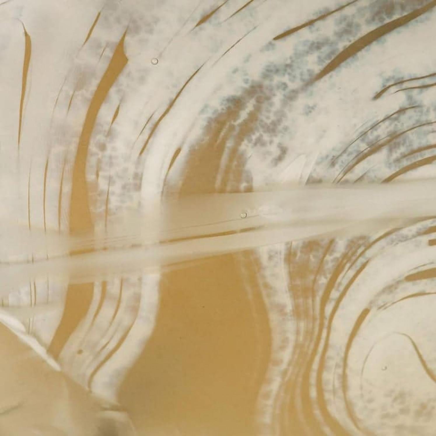 Uno de los diez empotrables o apliques modernos de cristal grueso con textura de hielo, de alta calidad, de Hillebrand, hacia 1965.

Cada luminaria tiene un enorme plato redondo de vidrio soplado. Pueden funcionar como impresionantes apliques de