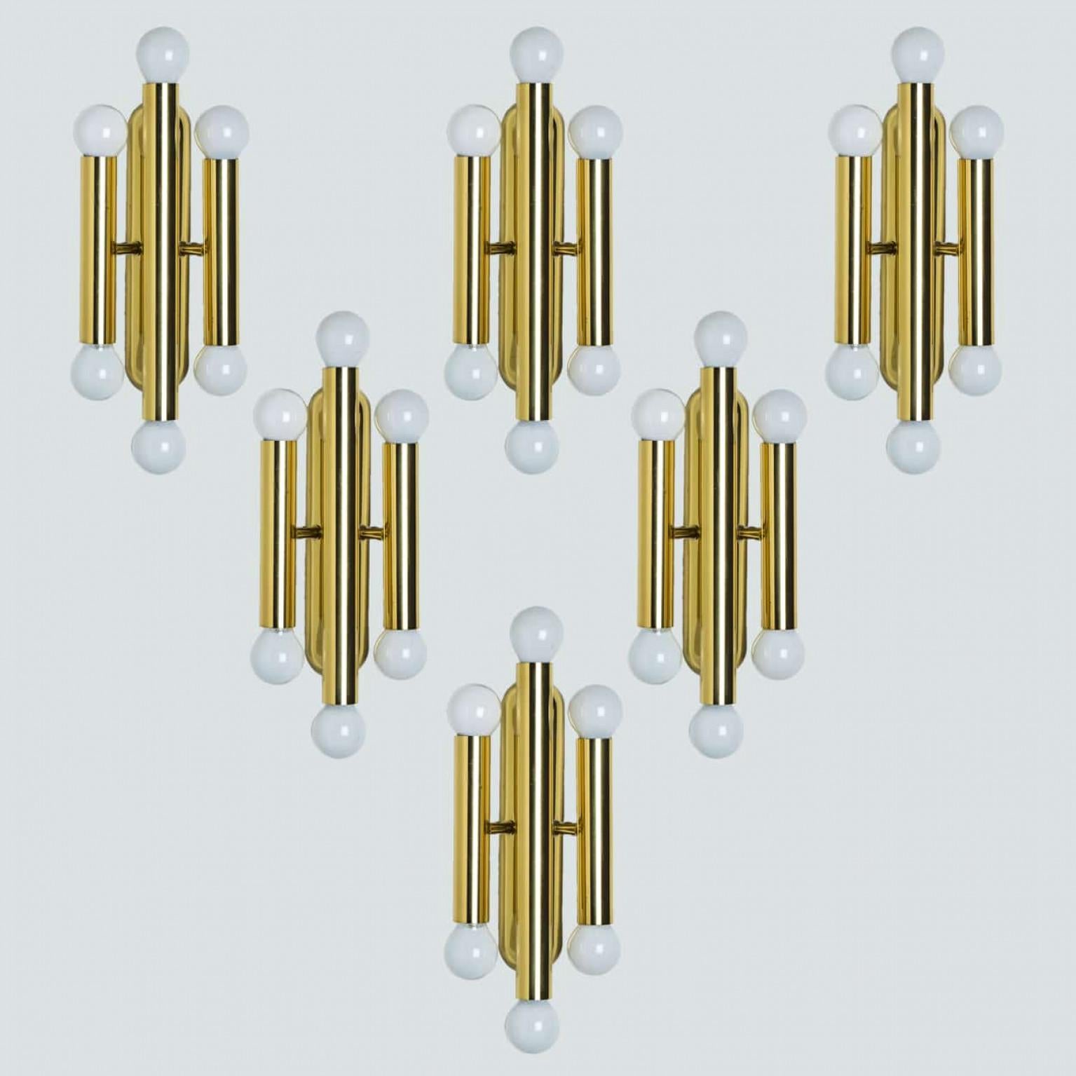 Apliques de latón de alta calidad de Sciolari Lighting, Italia, años 70. Latón macizo en acabado brillante.

La elegancia estilizada y limpia de esta lámpara se adapta a muchos ambientes, desde mediados de siglo hasta la Regencia de Hollywood,
